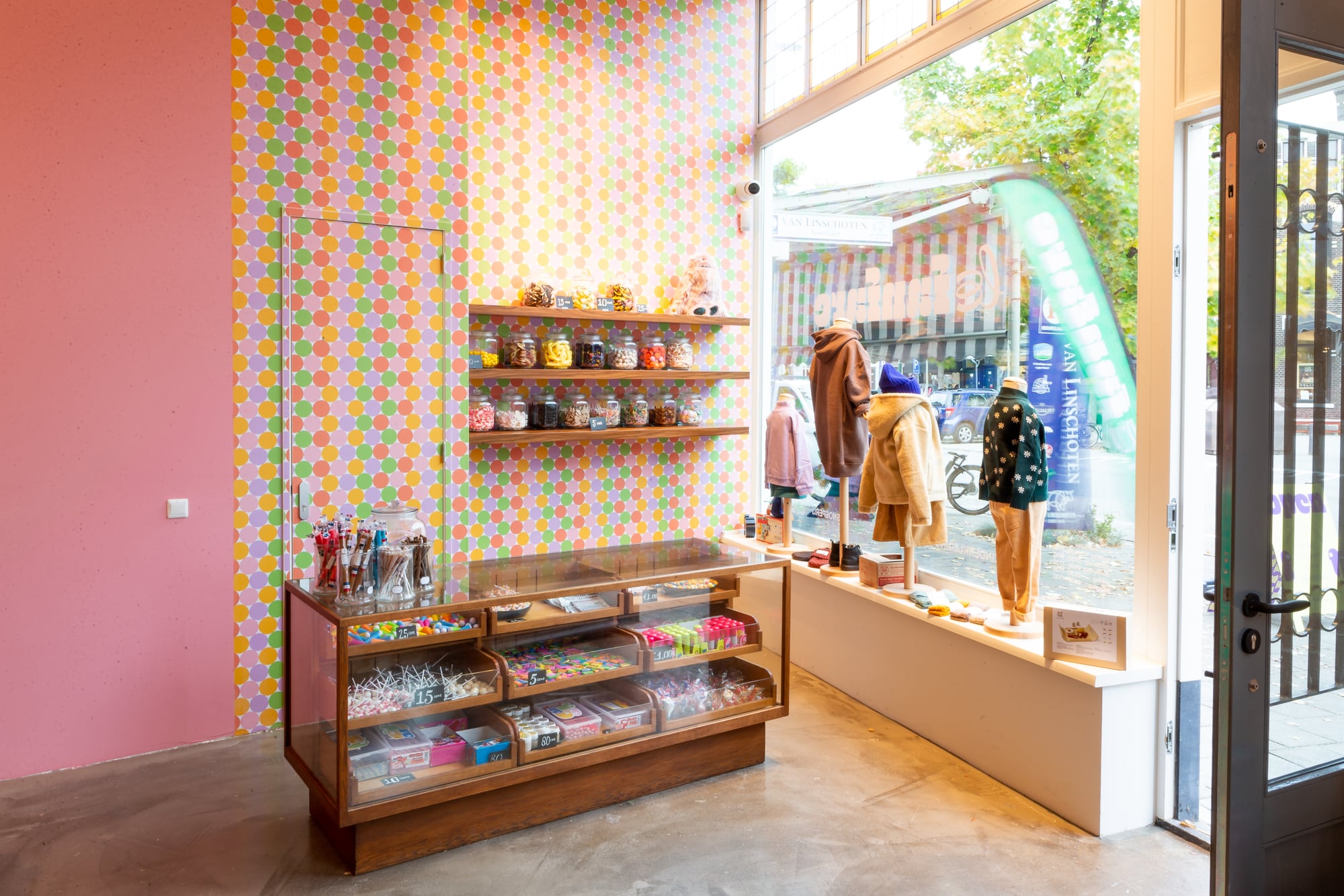 Interieur Le Fanfaremet roze stippenwand