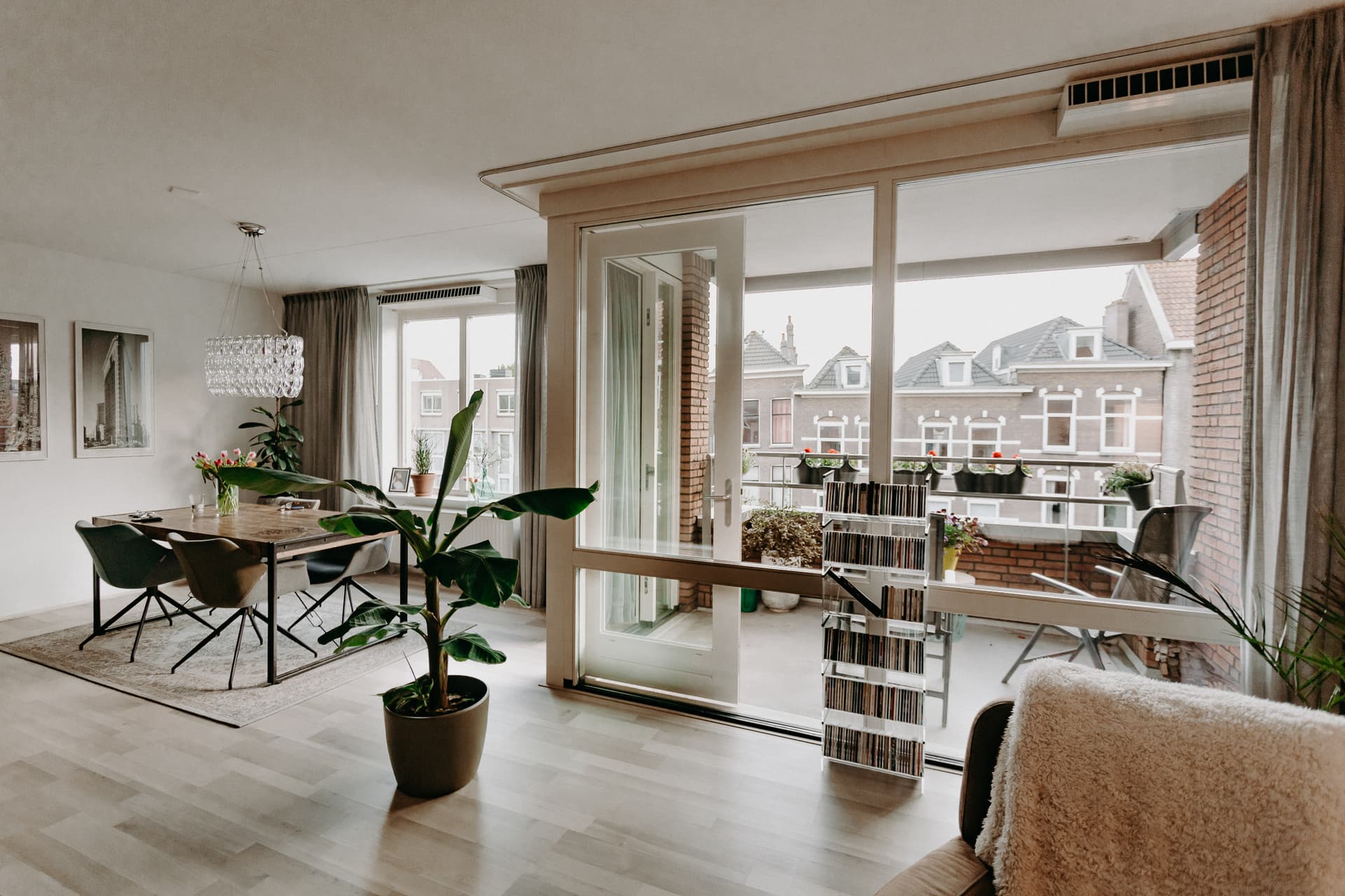 Eettafel en balkon