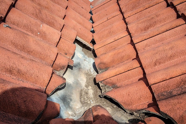 gebroken dakpannen door stormschade