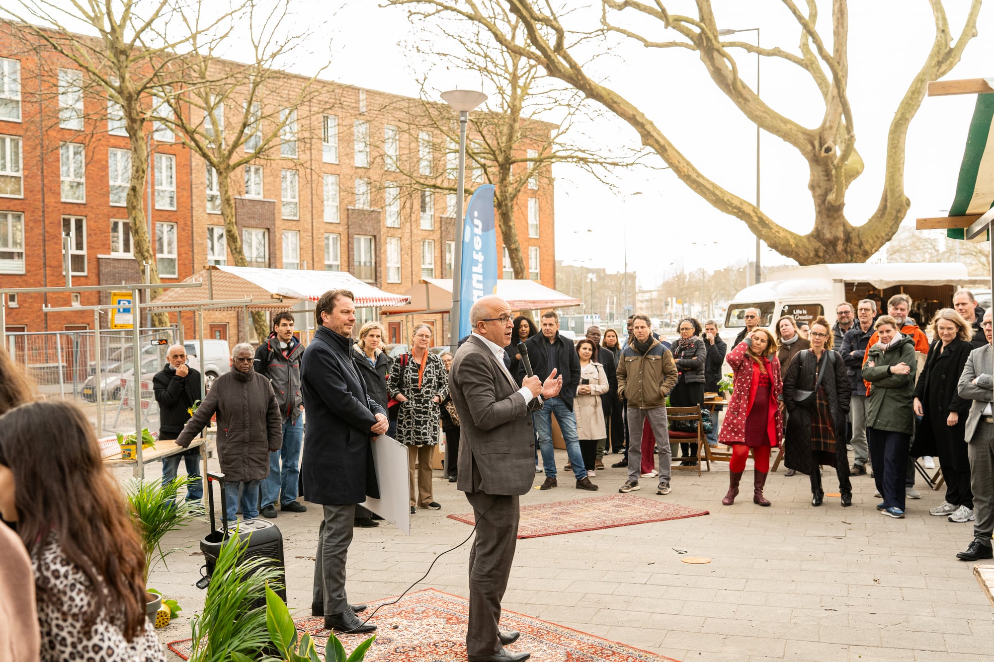 Mohamed spreekt bewoners toe Dukdalf