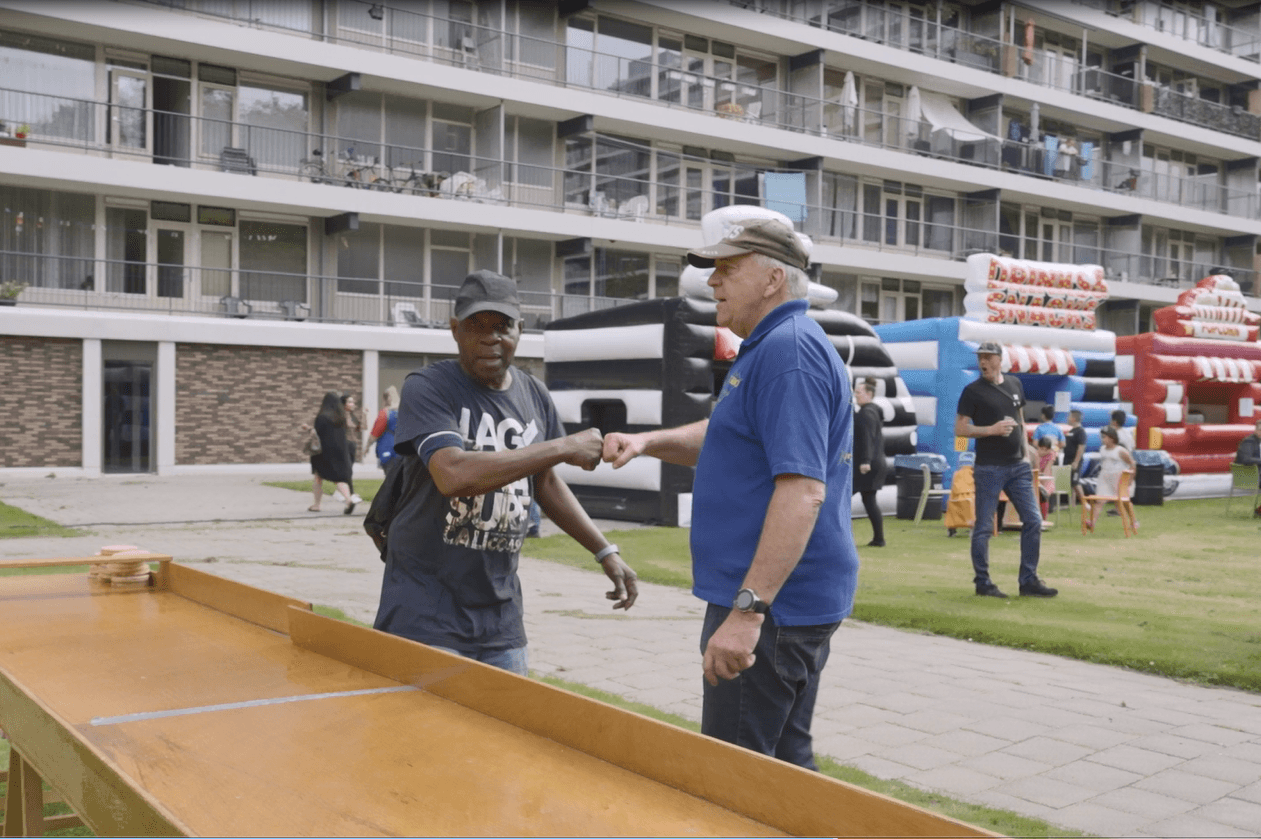 Fred Pijl geeft bezoeker een boks op het festival bij de Sterflats