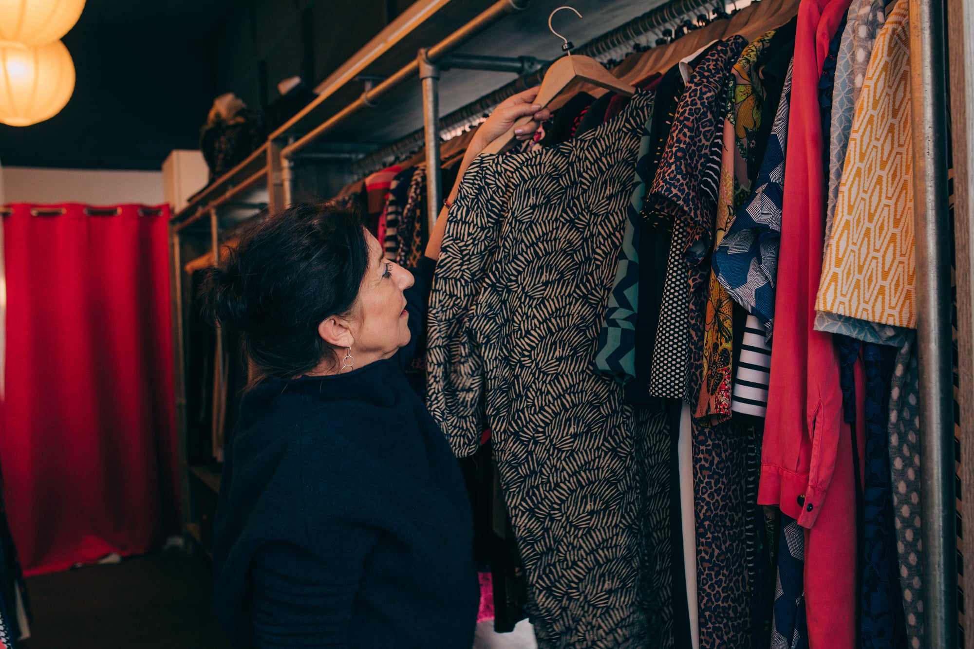 Nettie hangt blouse op in kledingrek