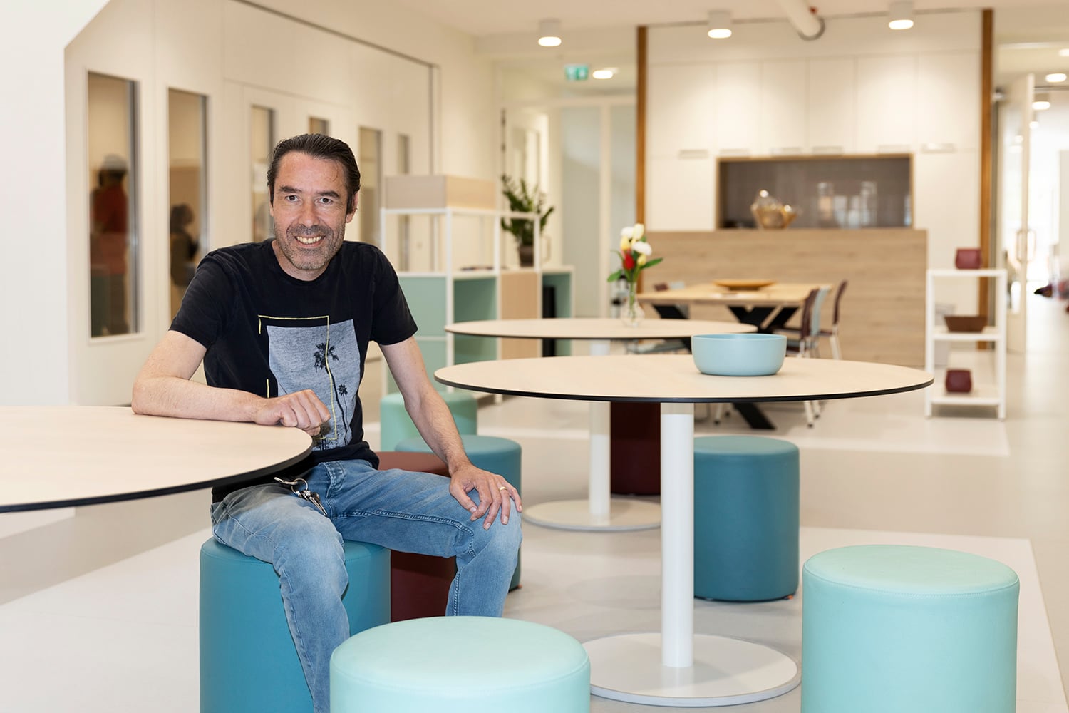 Theo Bosgieter, directeur CBS de Sleutel, zittend in de gang
