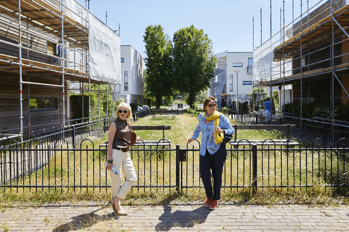 Maria en Francine in tussentuin Ringvaartplasbuurt