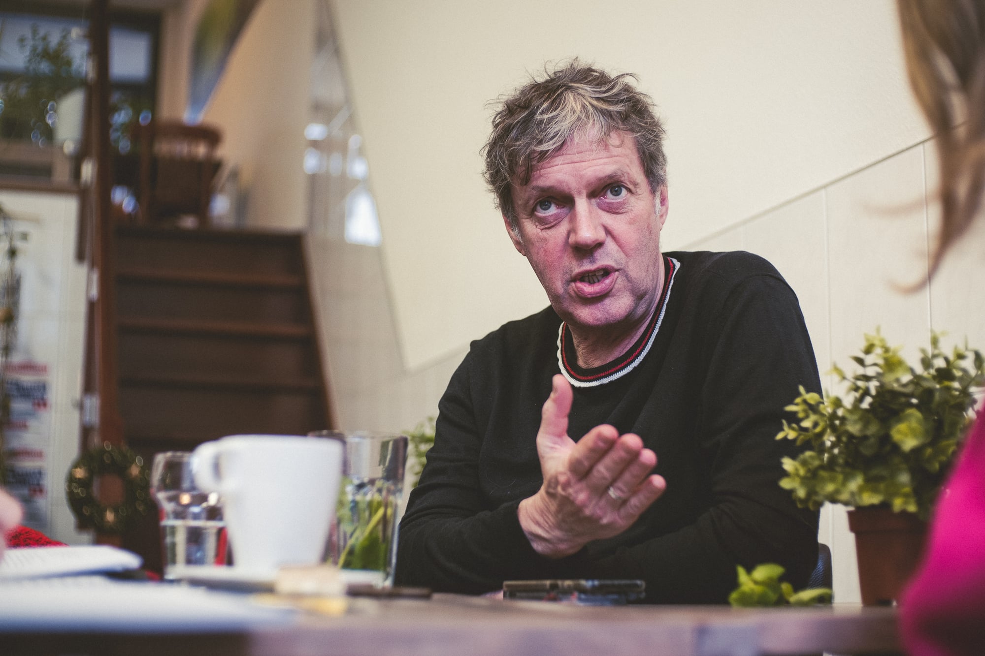Ruud zit pratend aan tafel