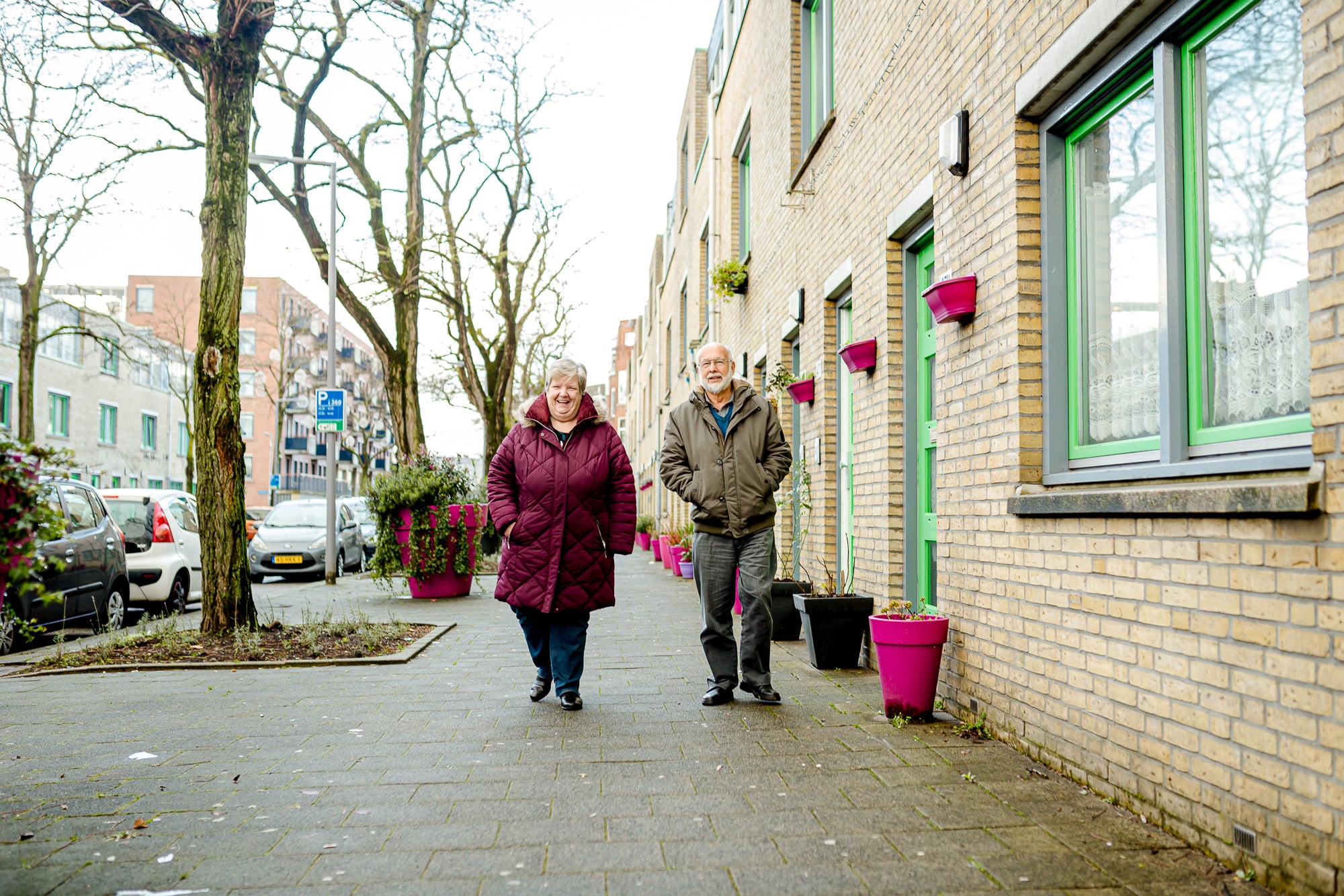Mevrouw De Ronde en de heer Bornet lopen door de straat