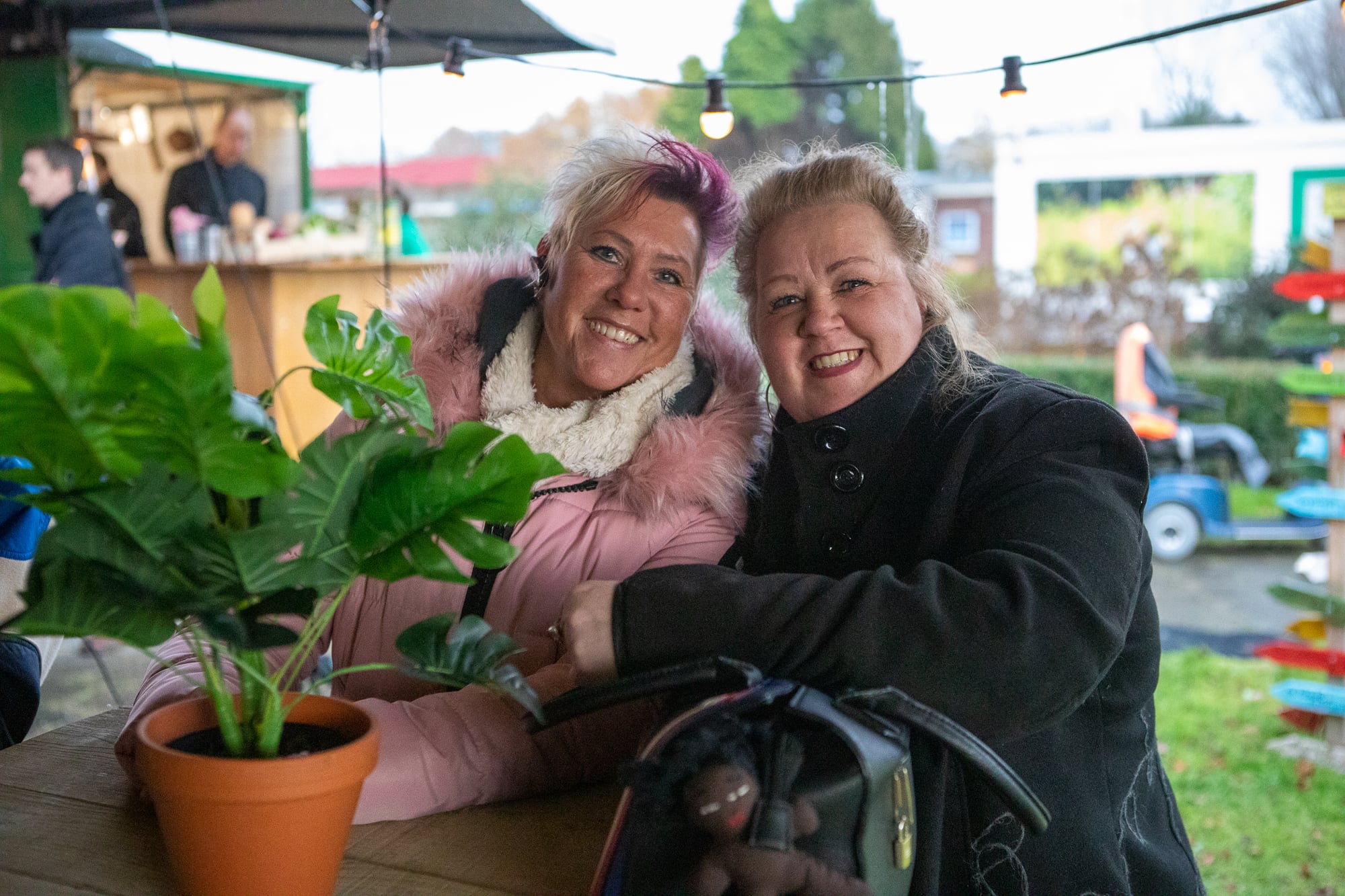 Portret twee bewoonsters bij oplevering Wielewaal