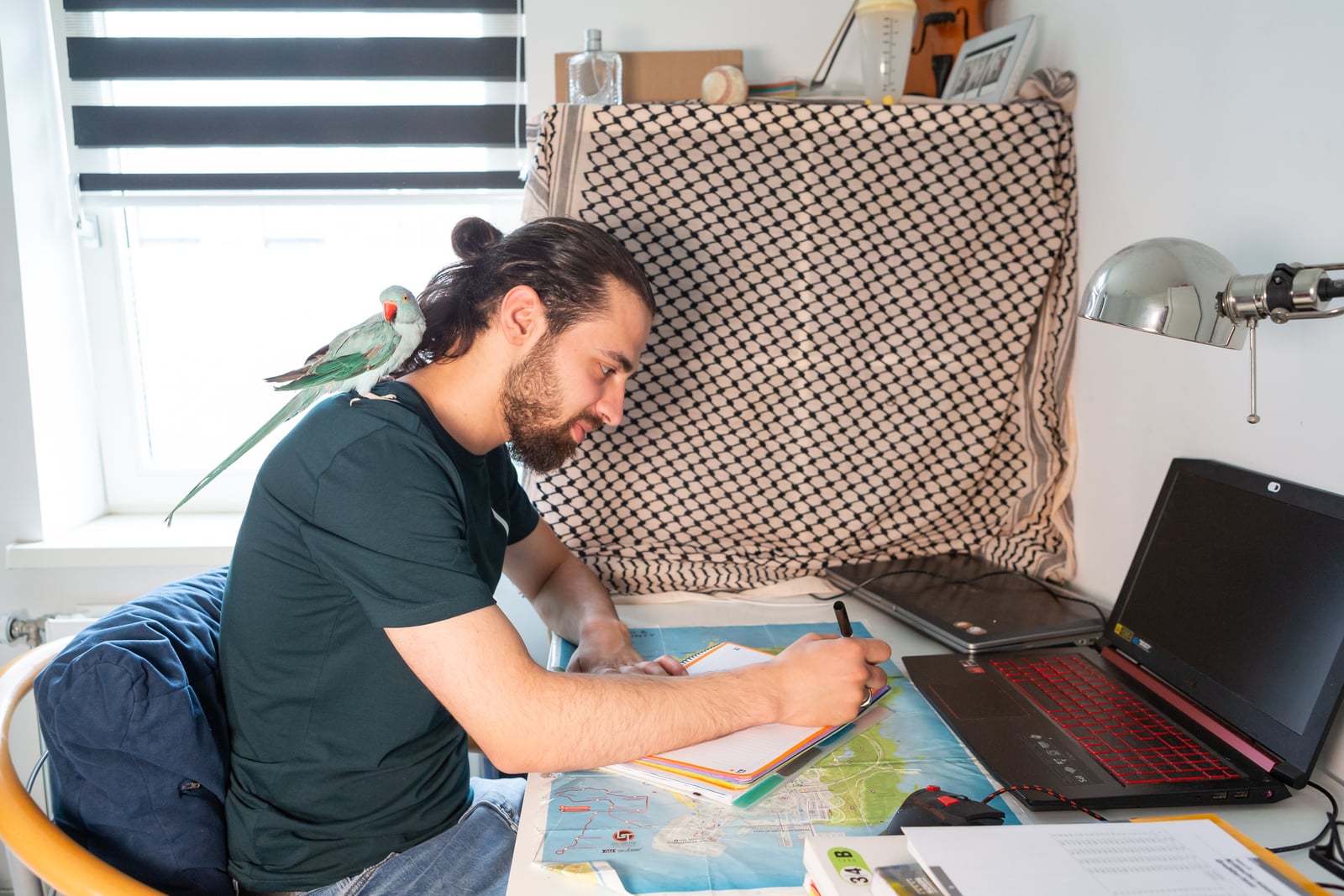 Ibraheem aan zijn bureau