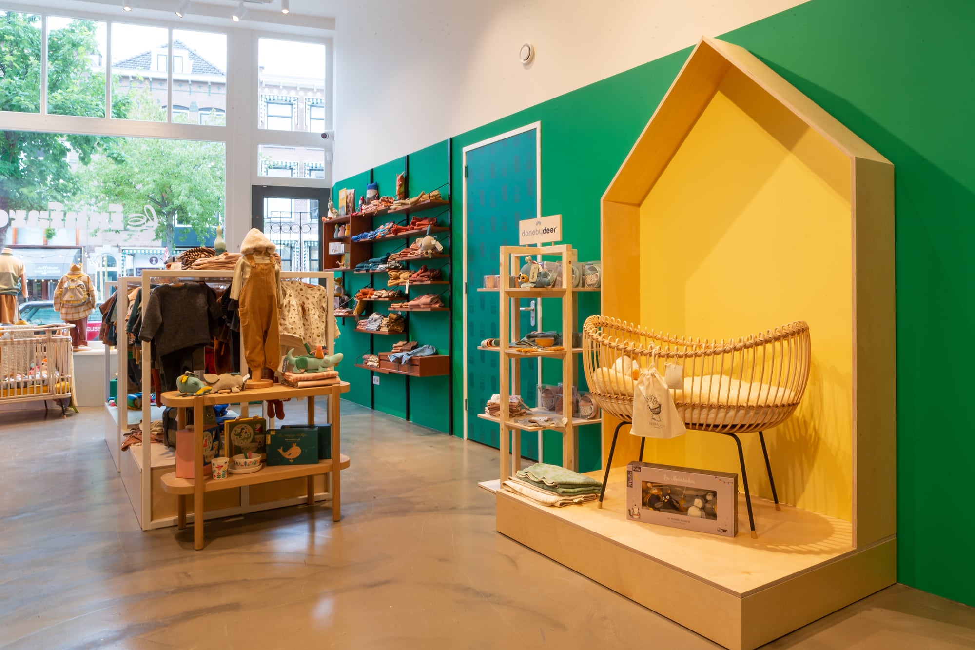 Interieur Le Fanfare met geel houten huisje