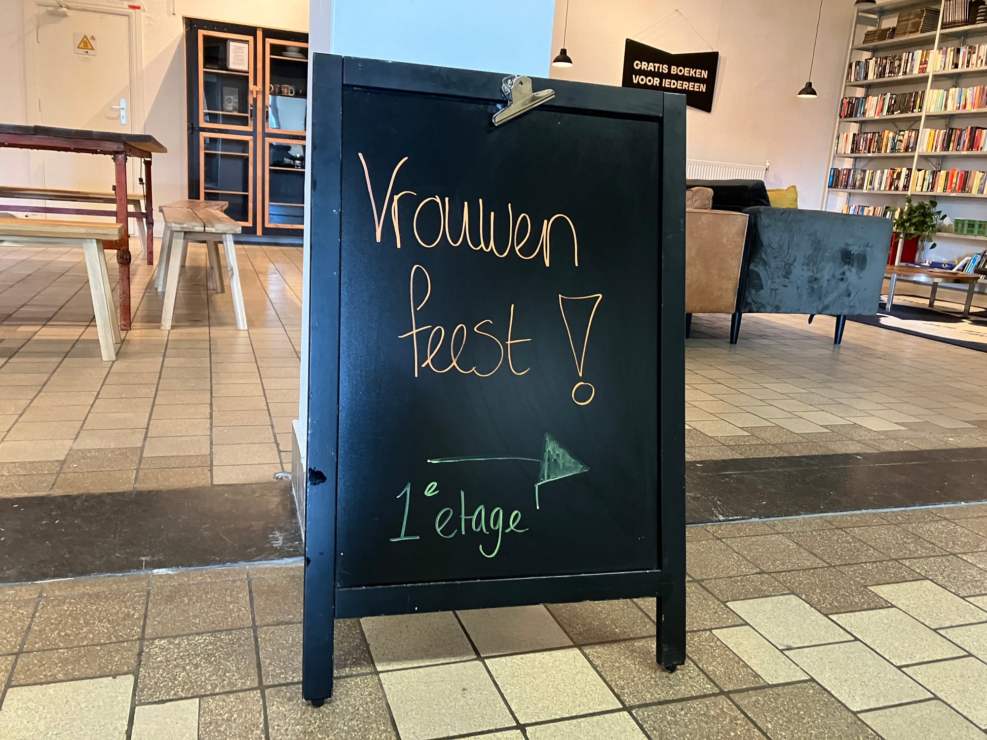 Krijtbord met tekst Vrouwenfeest!