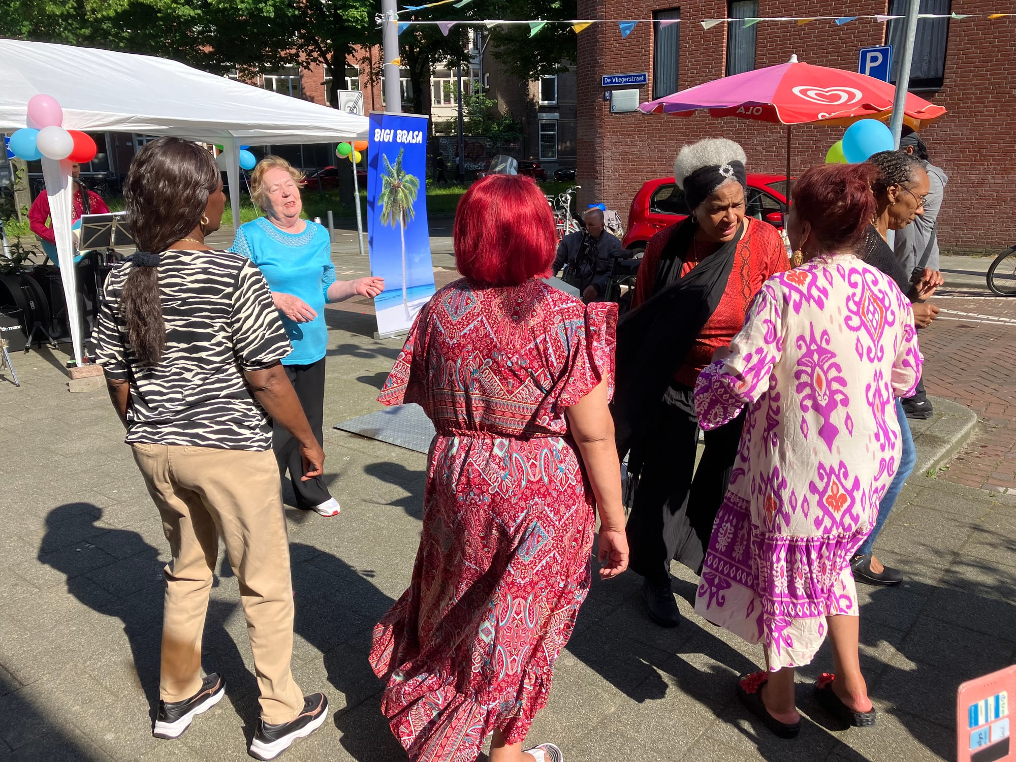 Mensen dansen in een kring op straat