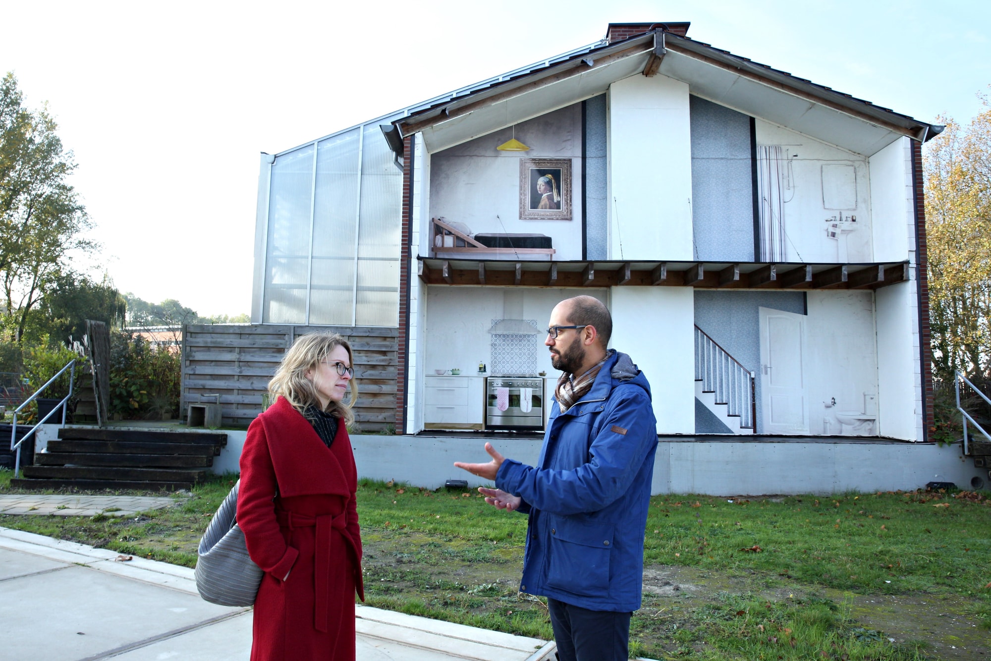 Serge en Caroline in gesprek in The Green Village