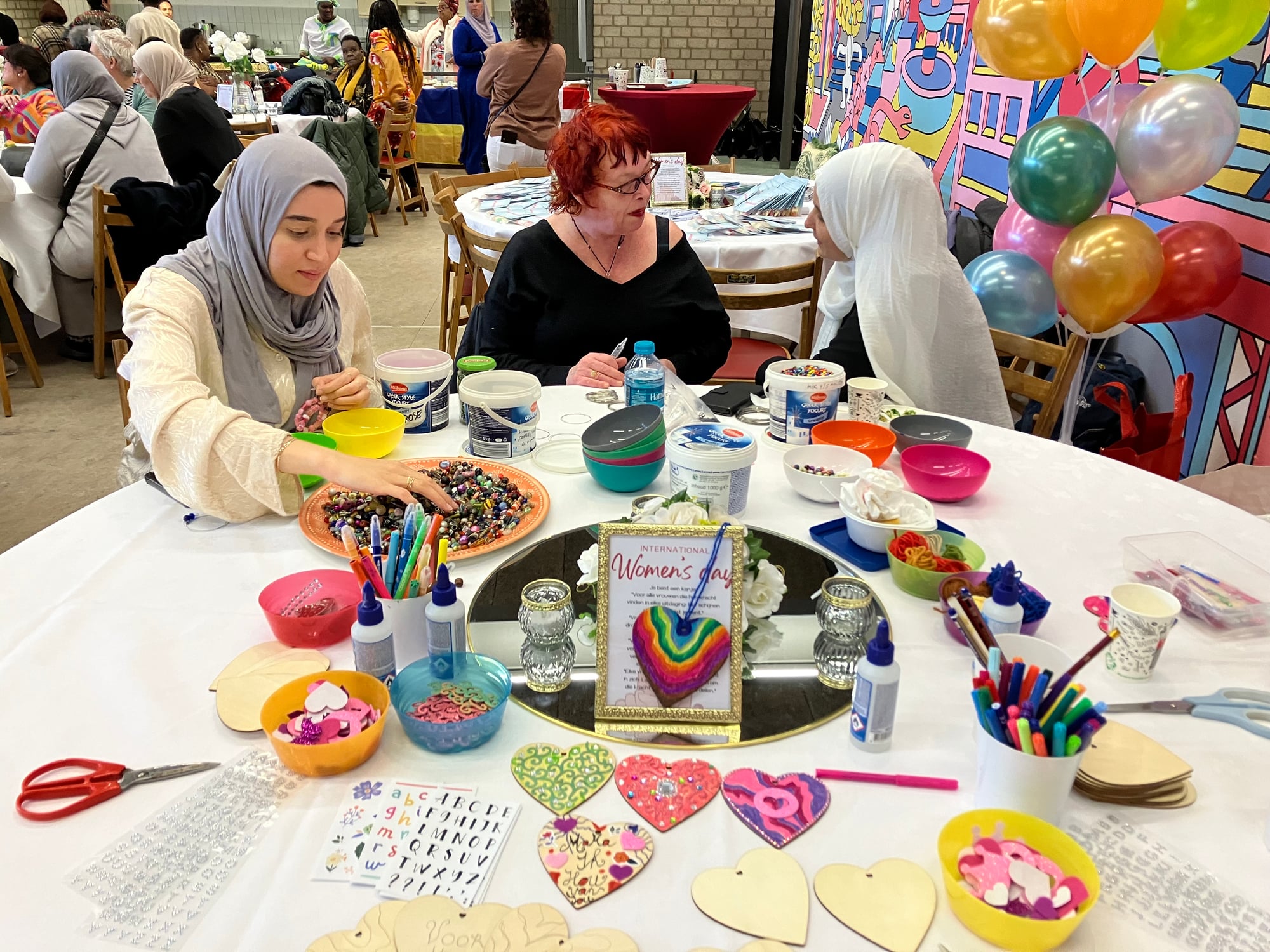 Drie dames nemen deel aan workshop sieraden maken met Inge Schippers