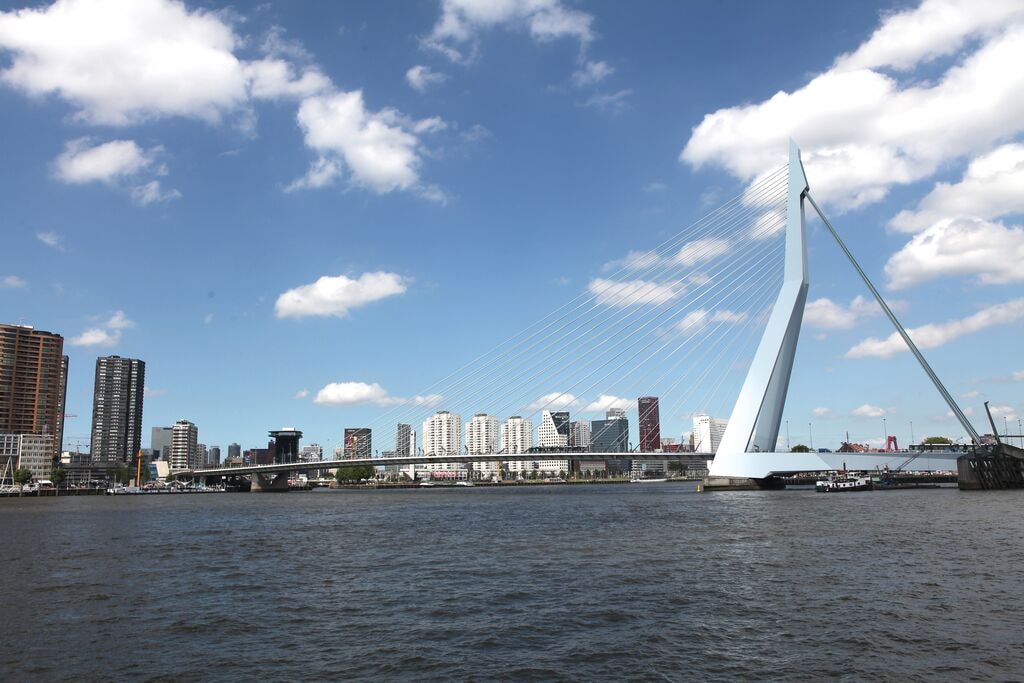 Erasmusbrug vanaf de kade te zien met skyline Rotterdam