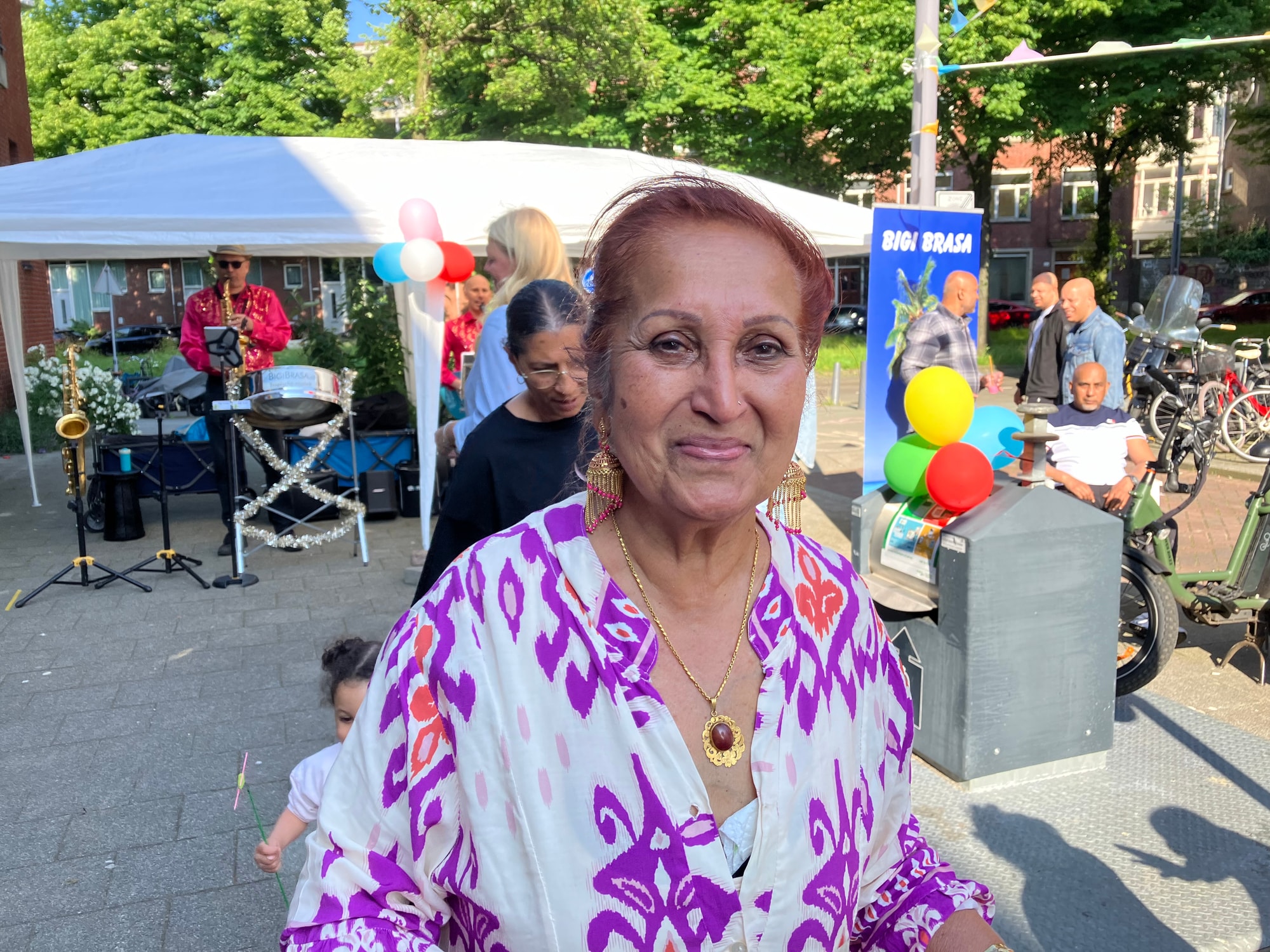 Mevrouw Mangal - de initiafiefneemster van het bewonersfeest
