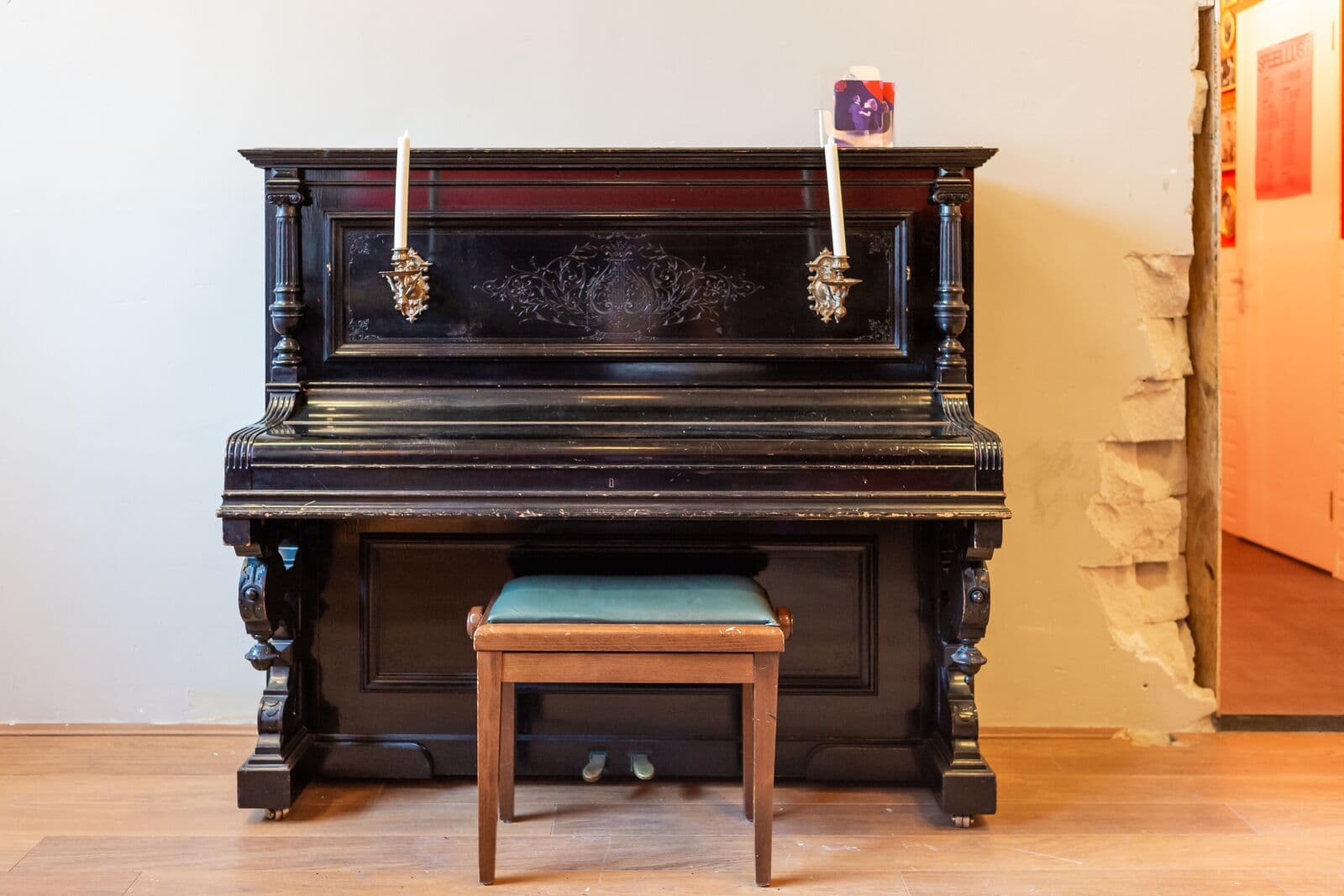 Oude piano bij Mooi Weer & Zo