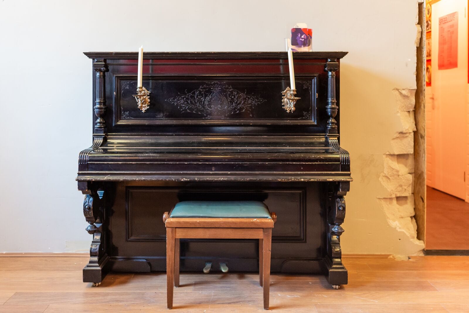 Oude piano bij Mooi Weer & Zo
