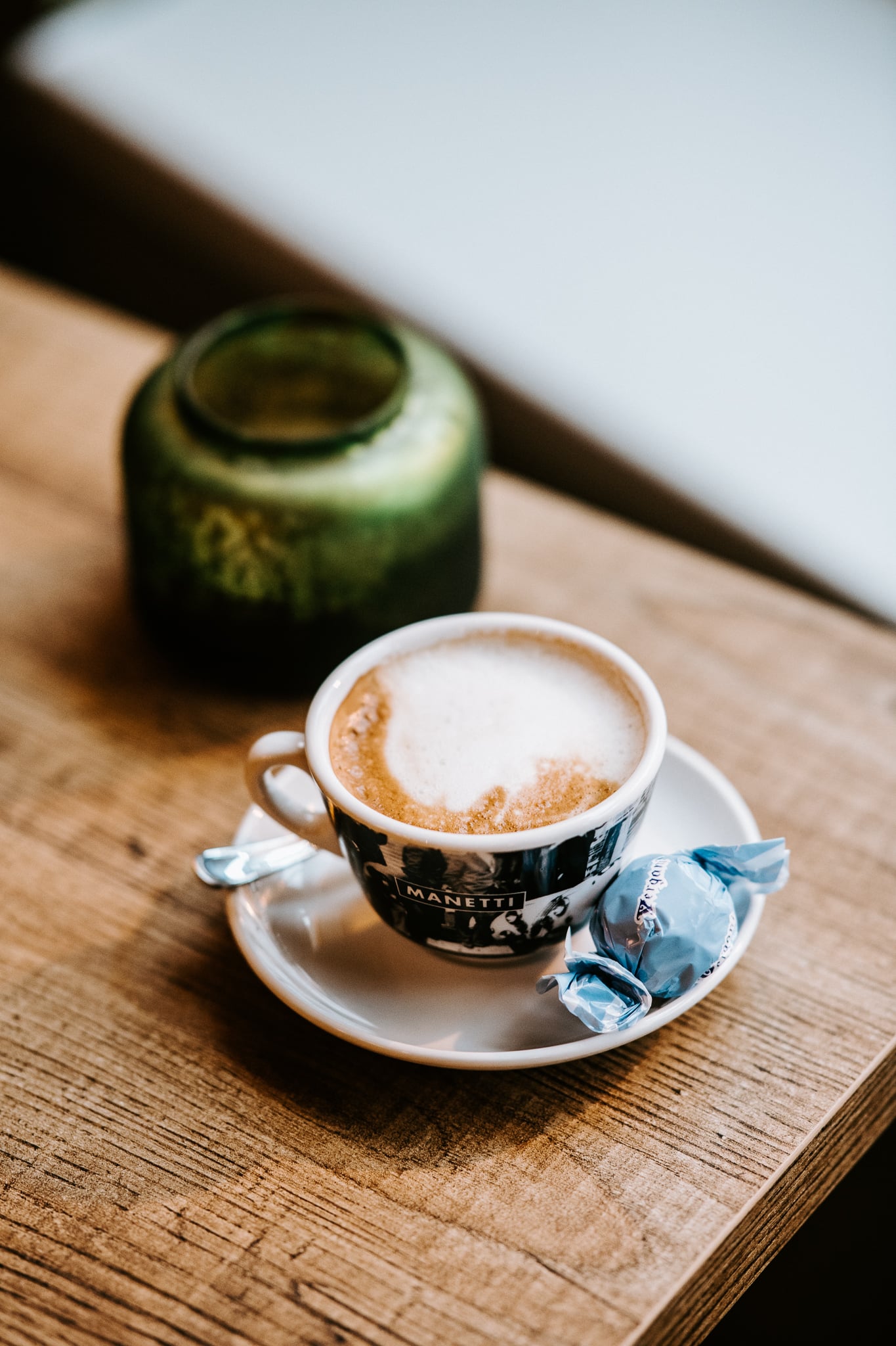 Kop koffie met bonbon