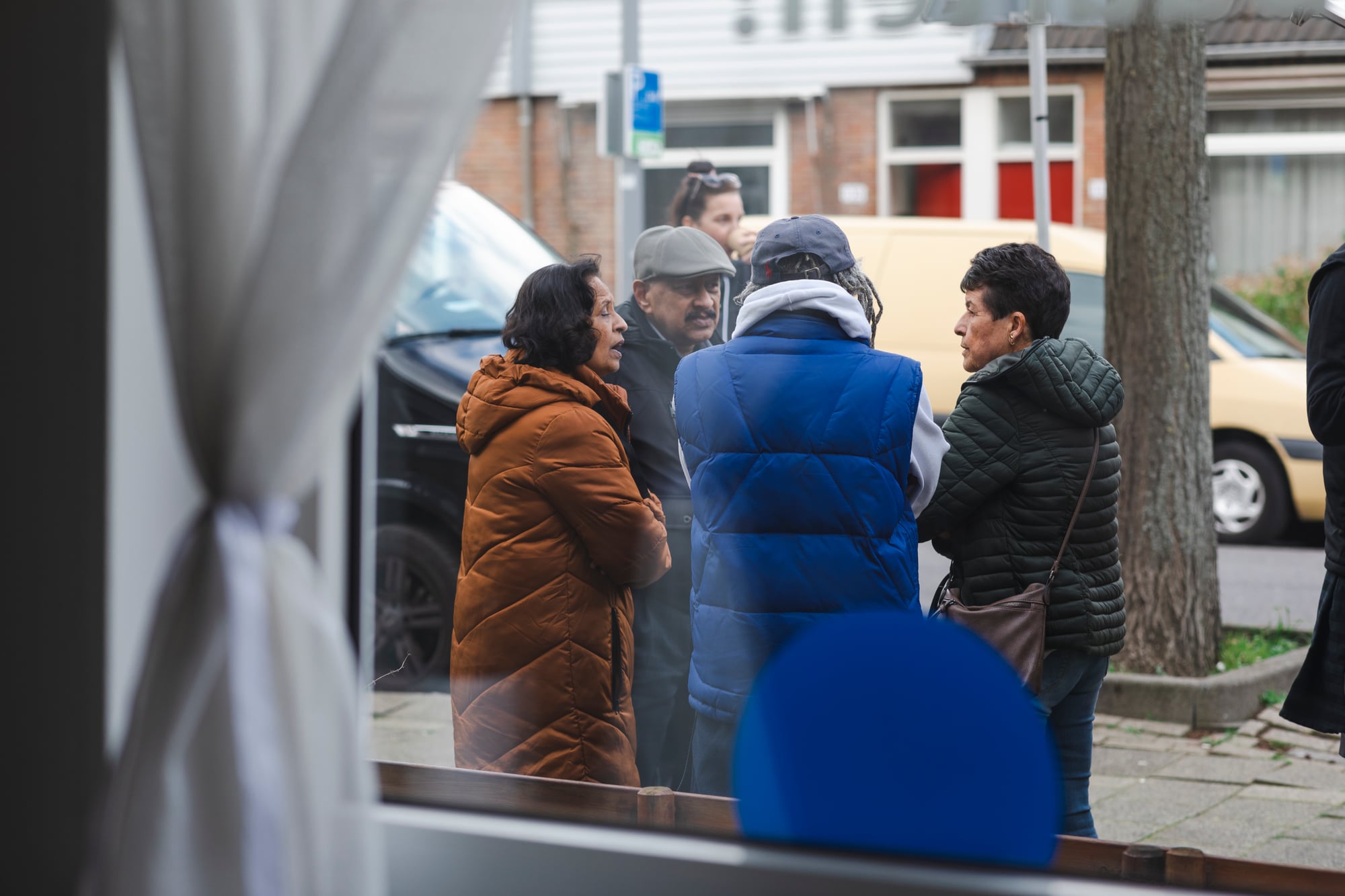 Groepje bewoners pratend op straat