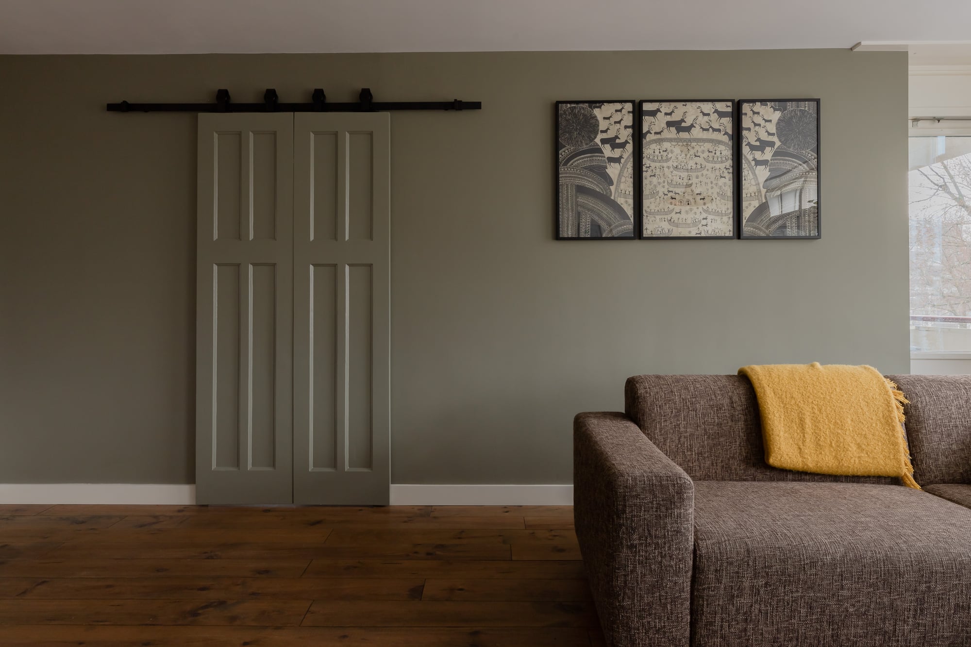 Groene muur, deur en bank woning