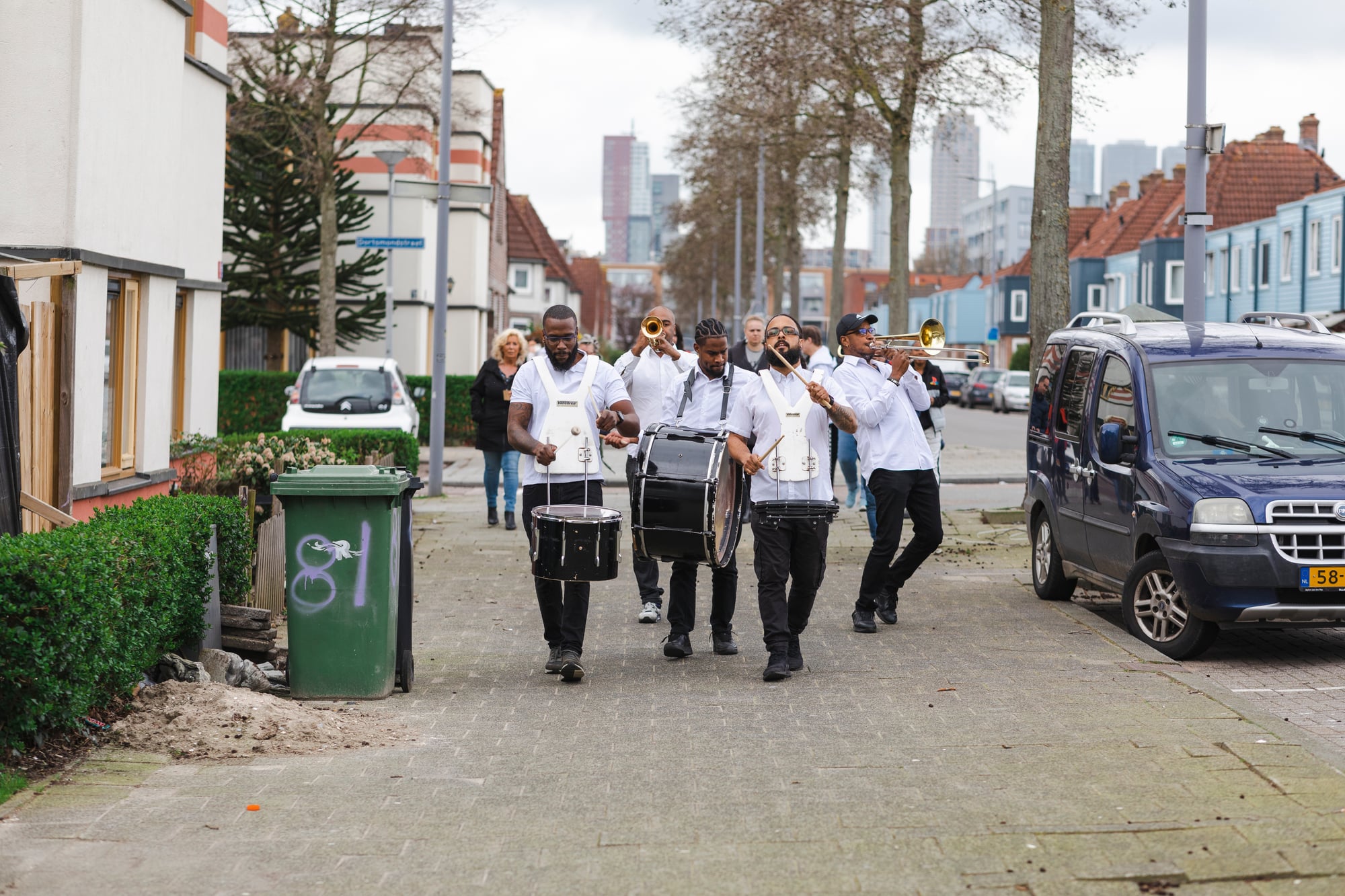 Muzikanten op straat in de wijk Bloemhof
