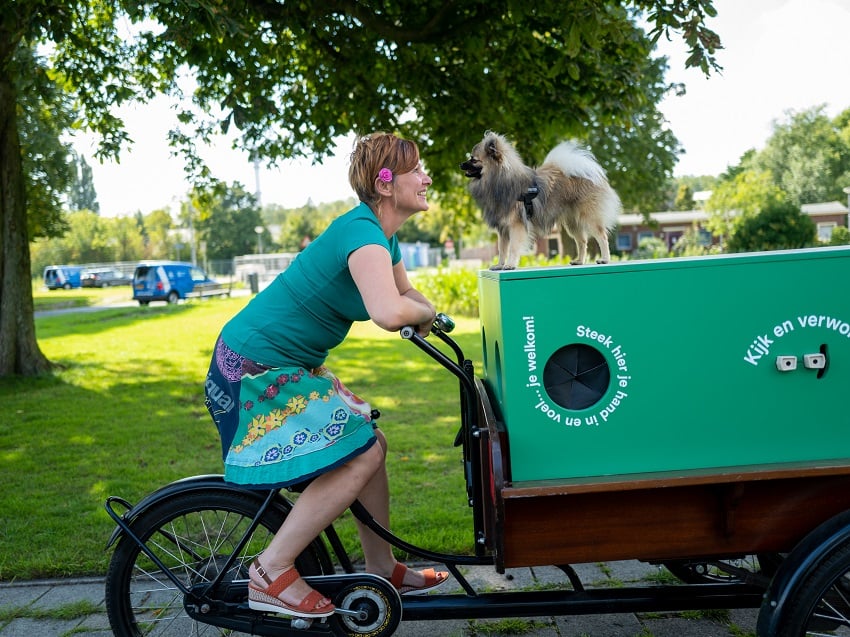 Kwartiermaker Anna-Maria Carbonaro op bakfiets met hondje