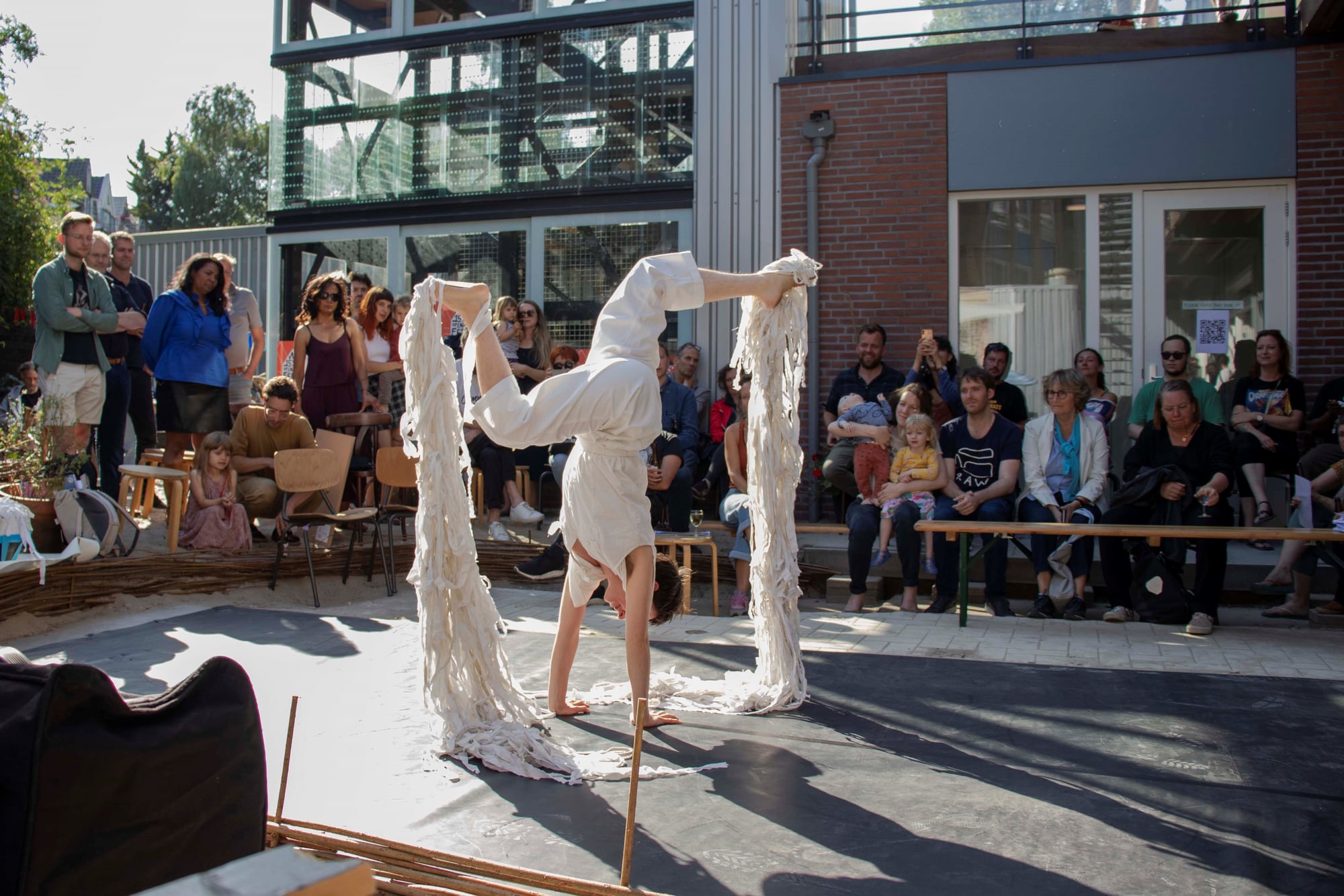 Optreden danser bij oplevering Wolphaerstraat