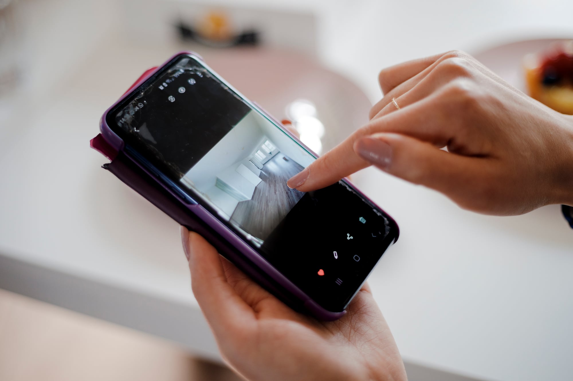 Vrouw bekijkt foto op smartphone