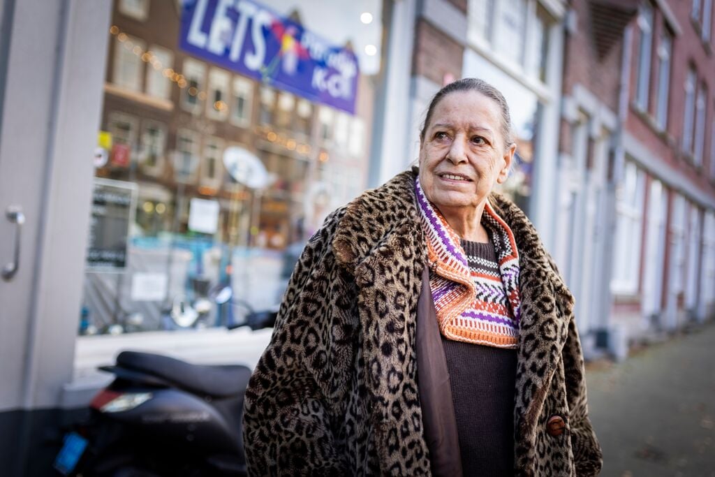 Portret Tonnie op straat voor de ruilwinkel