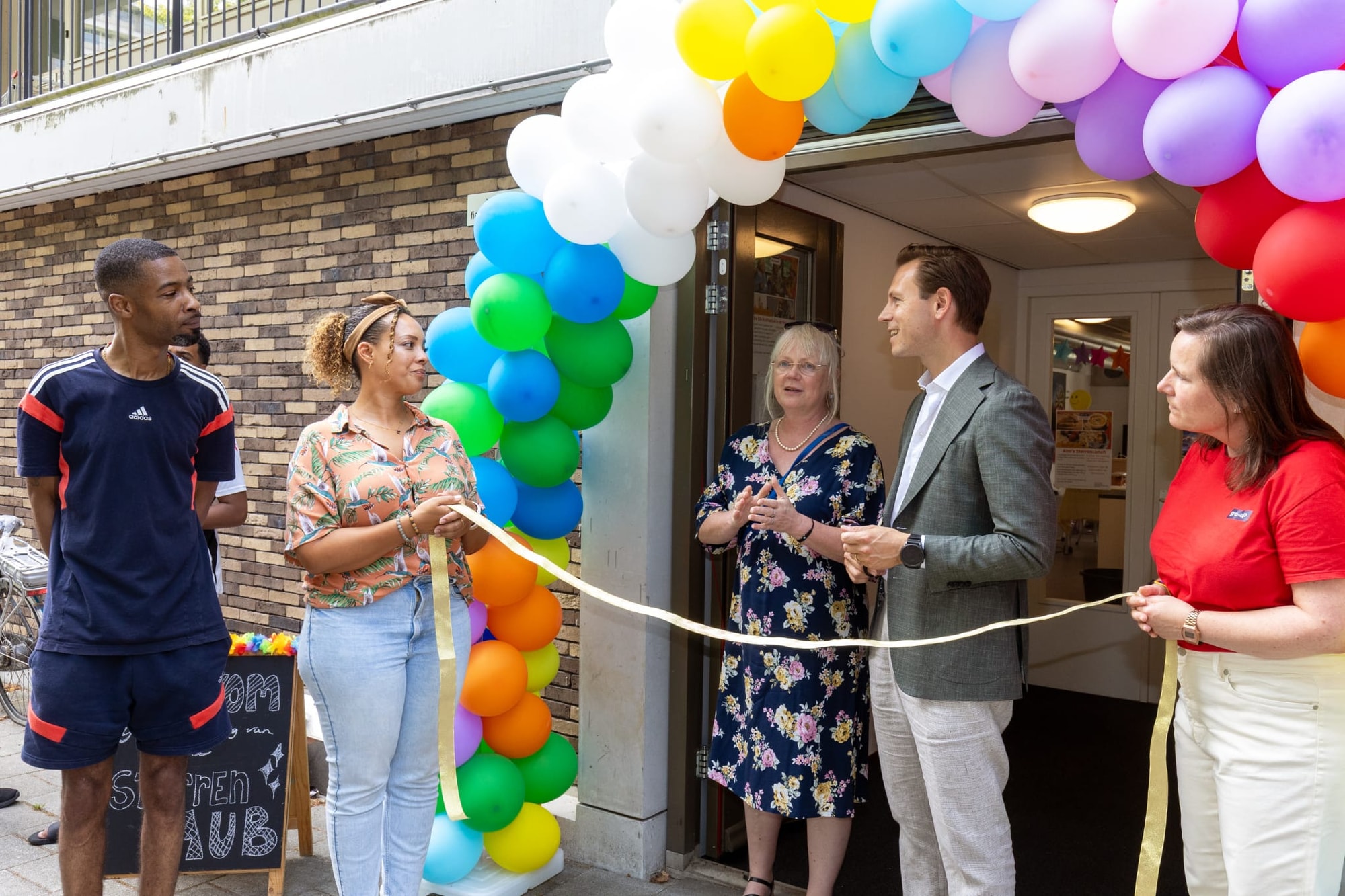 Opening van de Sterrenhub met een lint dat doorgeknipt wordt
