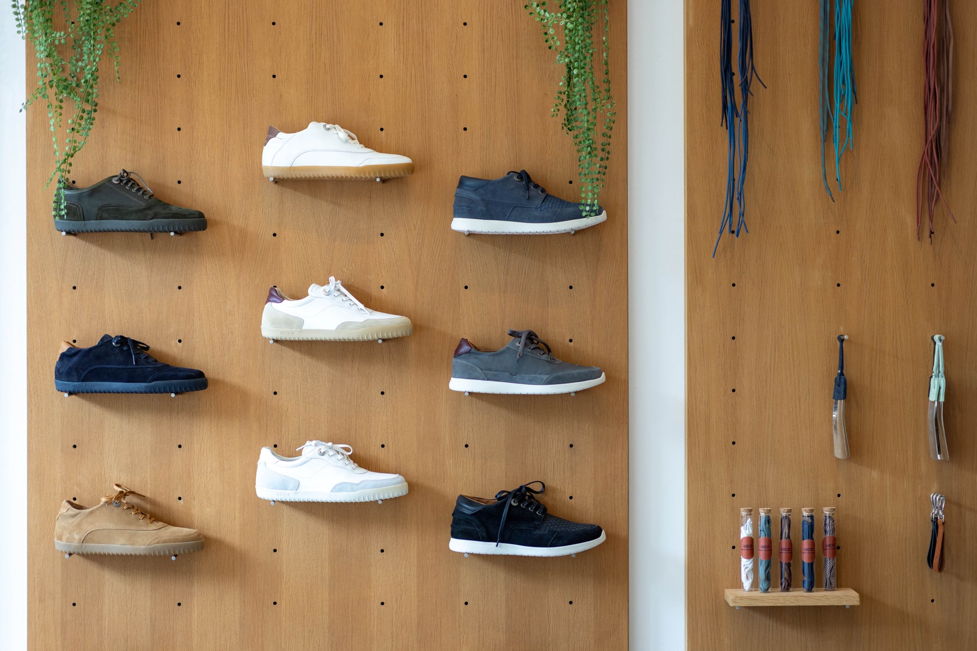 De dressed sneakers van VICO, gepresenteerd tegen houten wanden
