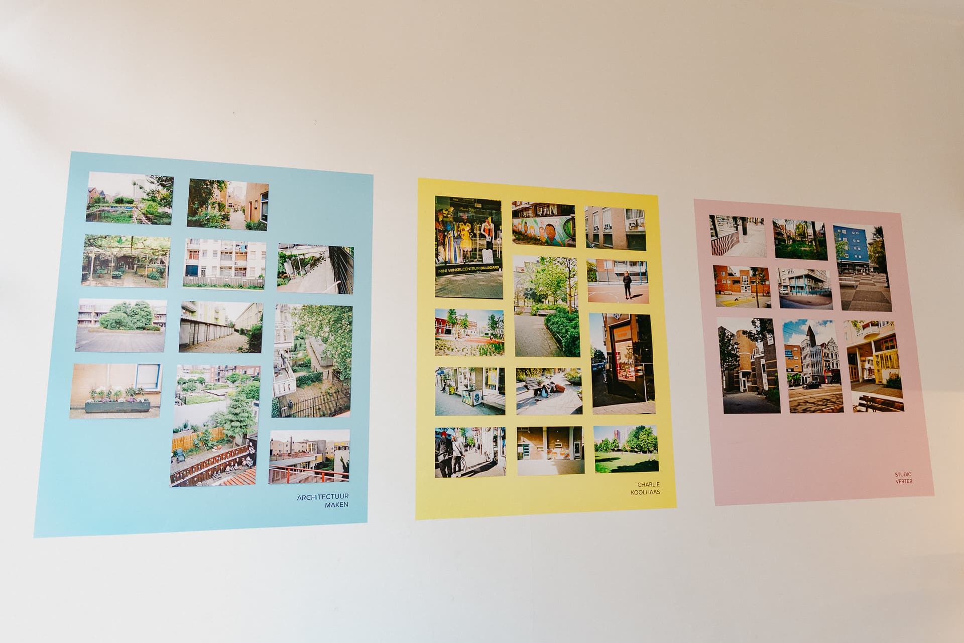Foto's in gekleurde kaders op de muur