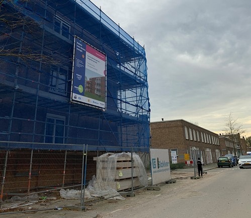 Appartementen in Pendrecht die worden gebouwd, omringd met bouwhekken