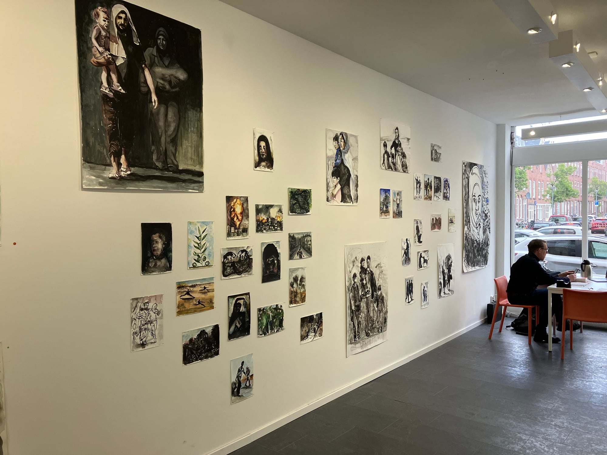 Muur in galerie Nieuw Charlois met aquarellen beelden van vluchtelingen