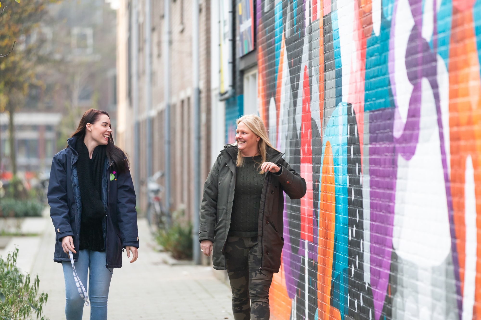 Huismeester Nicky en Sociaal Beheerder Angelique op pad naast street art