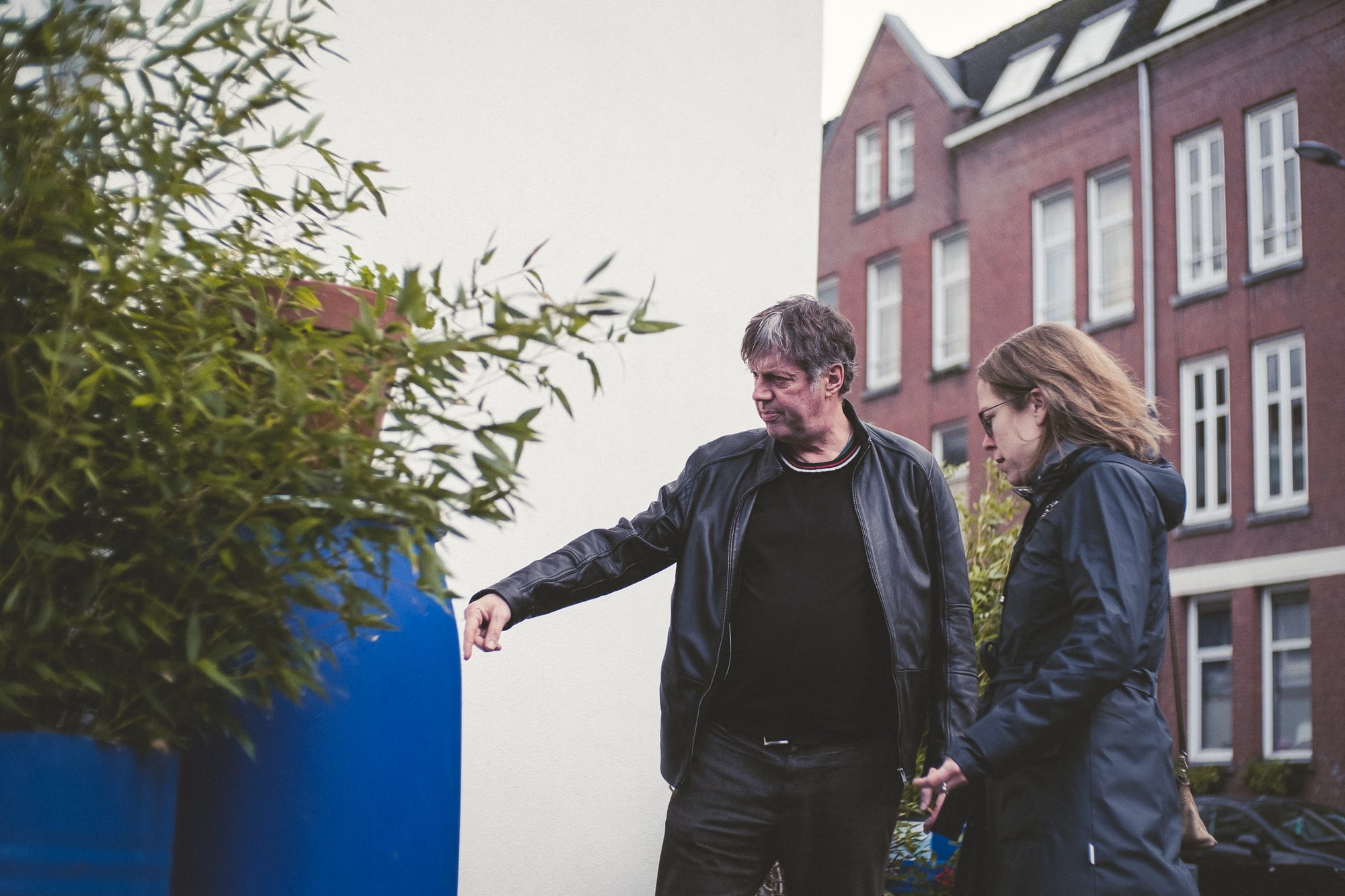 Ruud en Caroline kijken naar regentonnen en planten