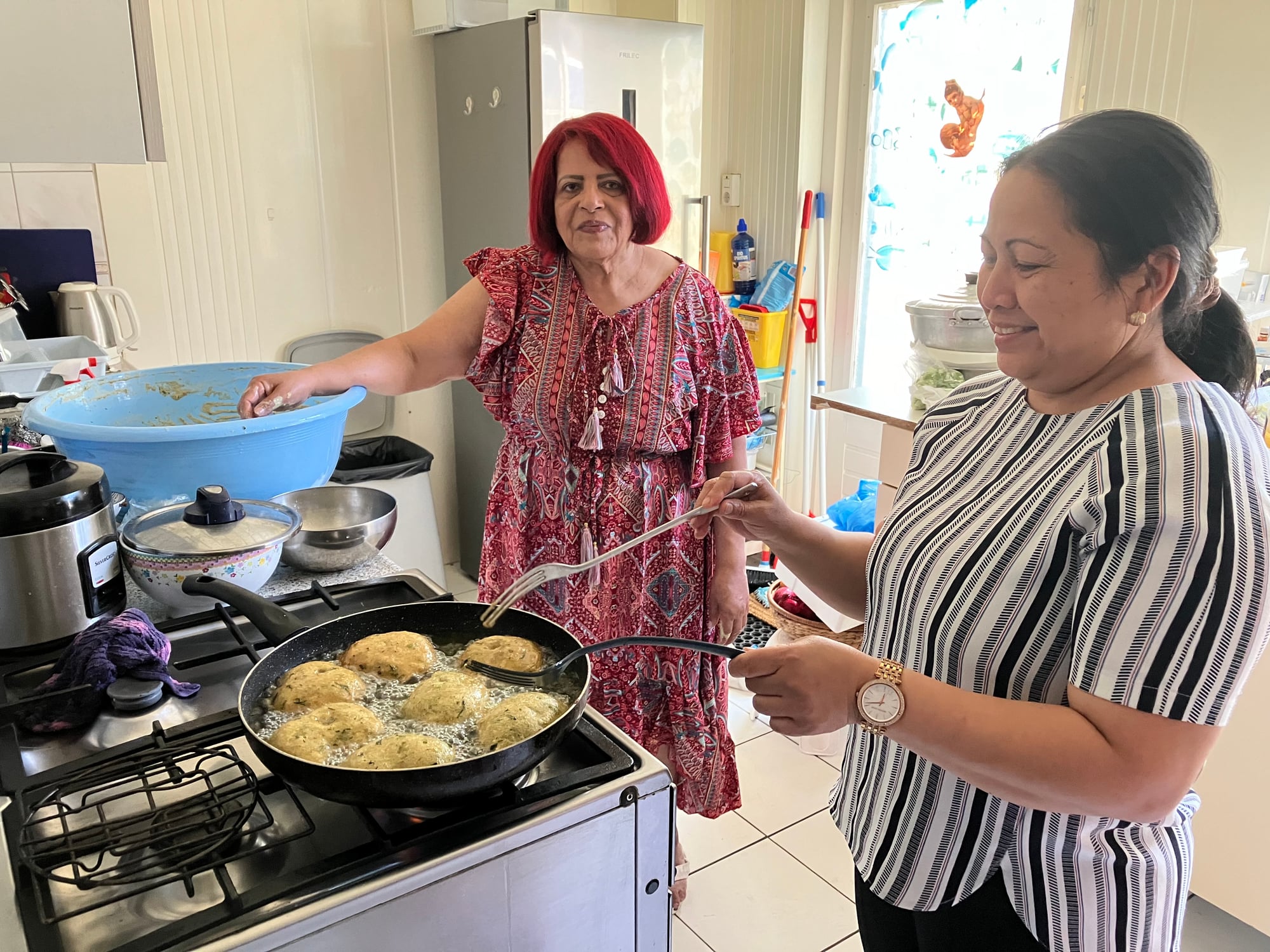 Twee dames in de keuken om de maaltijden voor te bereiden