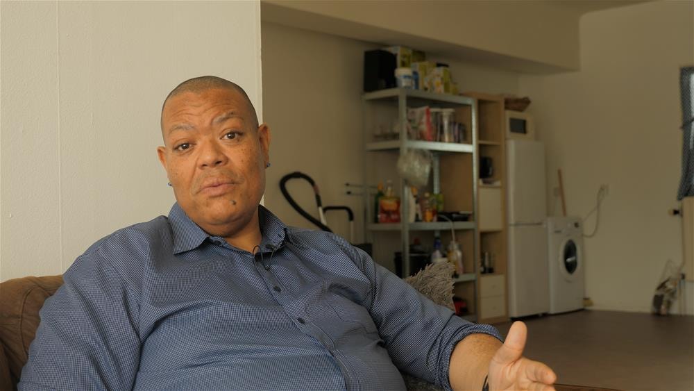 Portret Hendrik op de bank in zijn woning