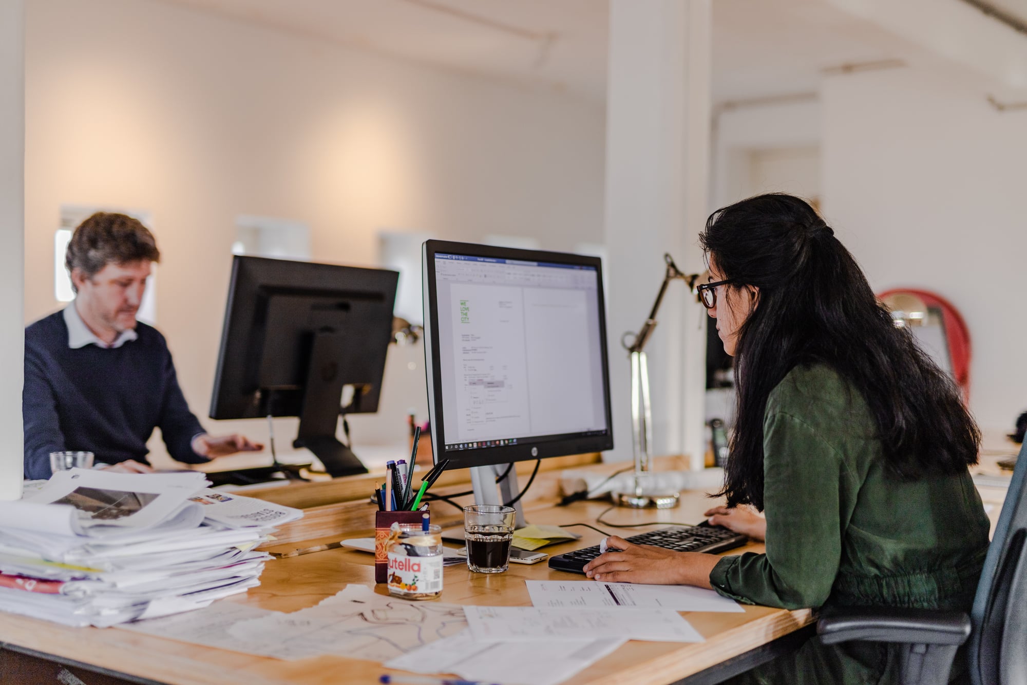 Medewerkers werken aan bureau in kantoorruimte