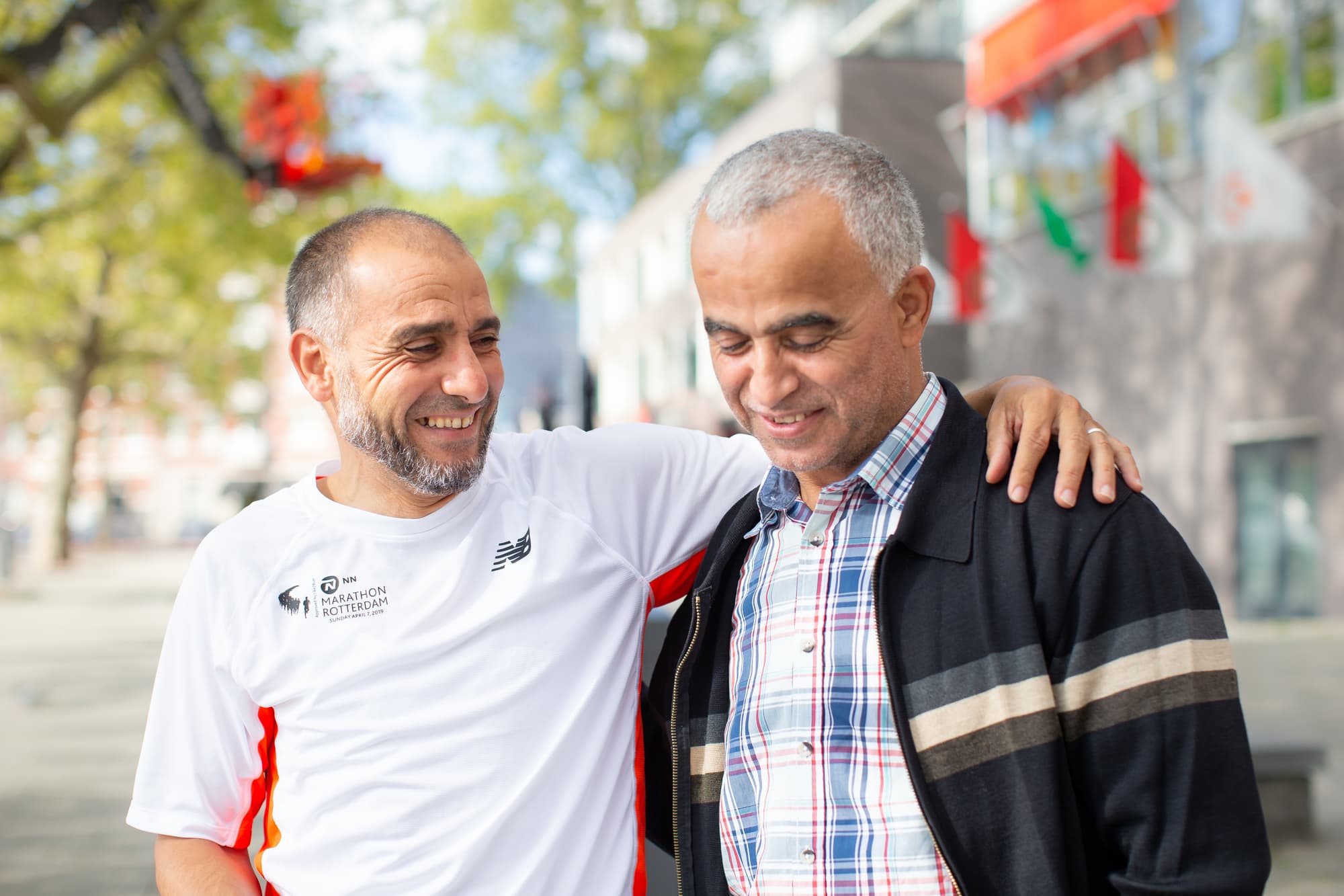 Twee mannen lachend naast elkaar