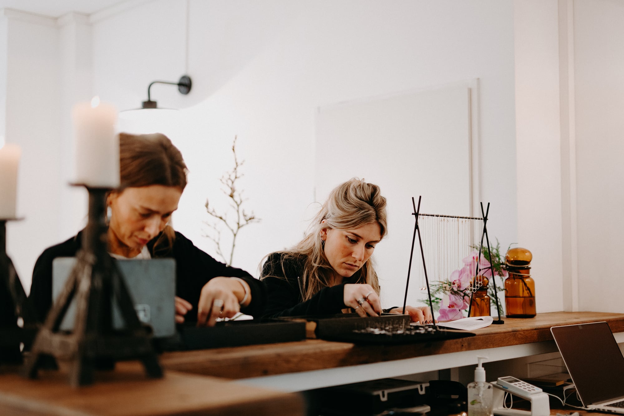Merel en collega sorteren sieraden