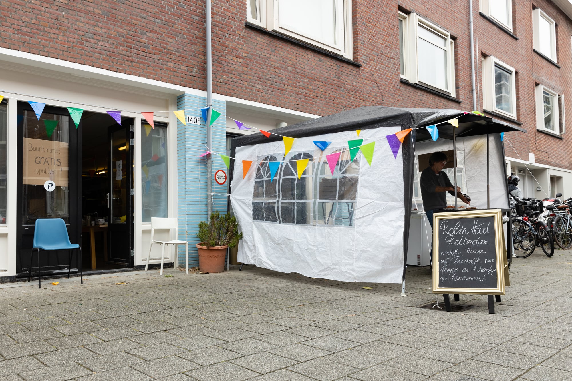 Tent en vlaggetjes buiten bij Robin Hood