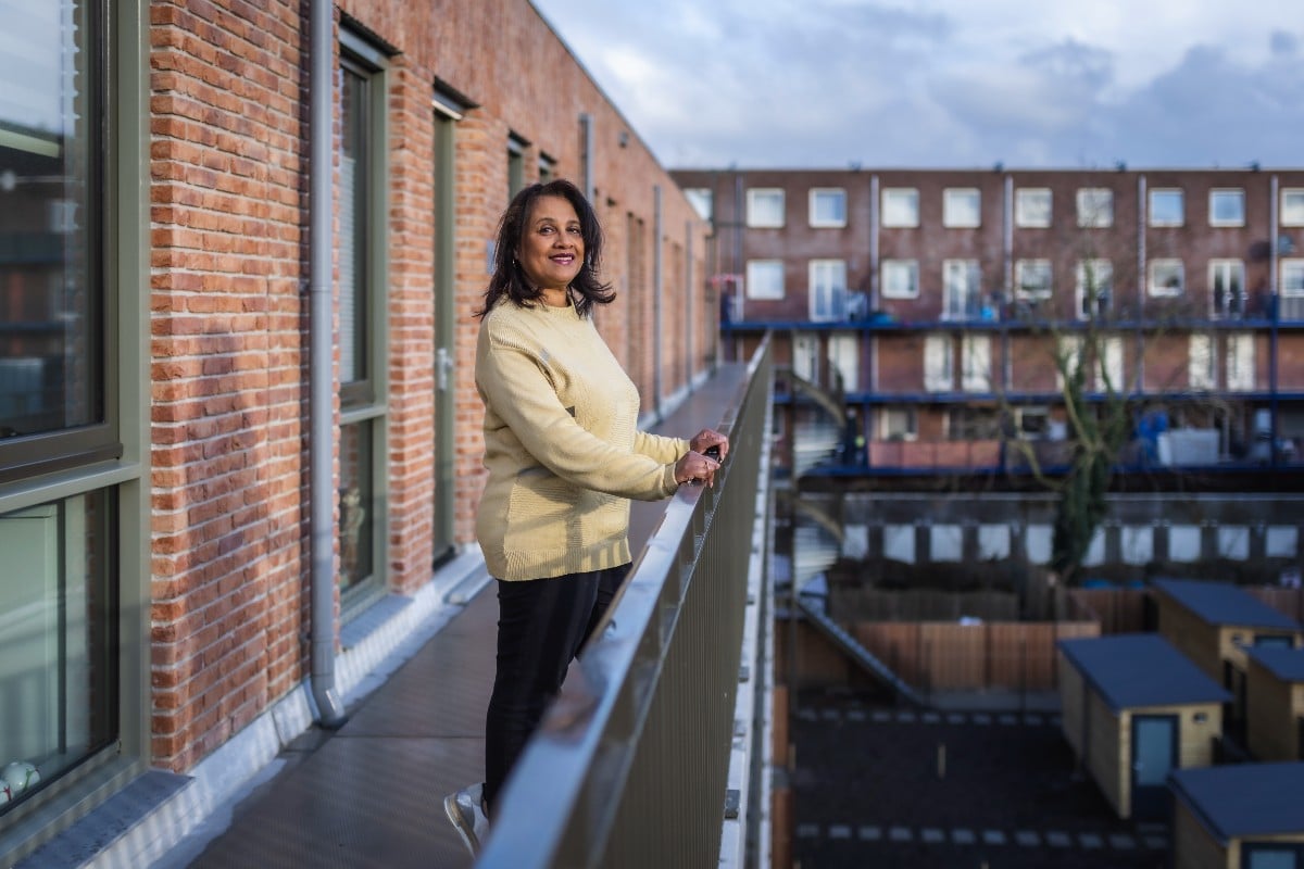 Mevrouw De la Fuente op haar galerij