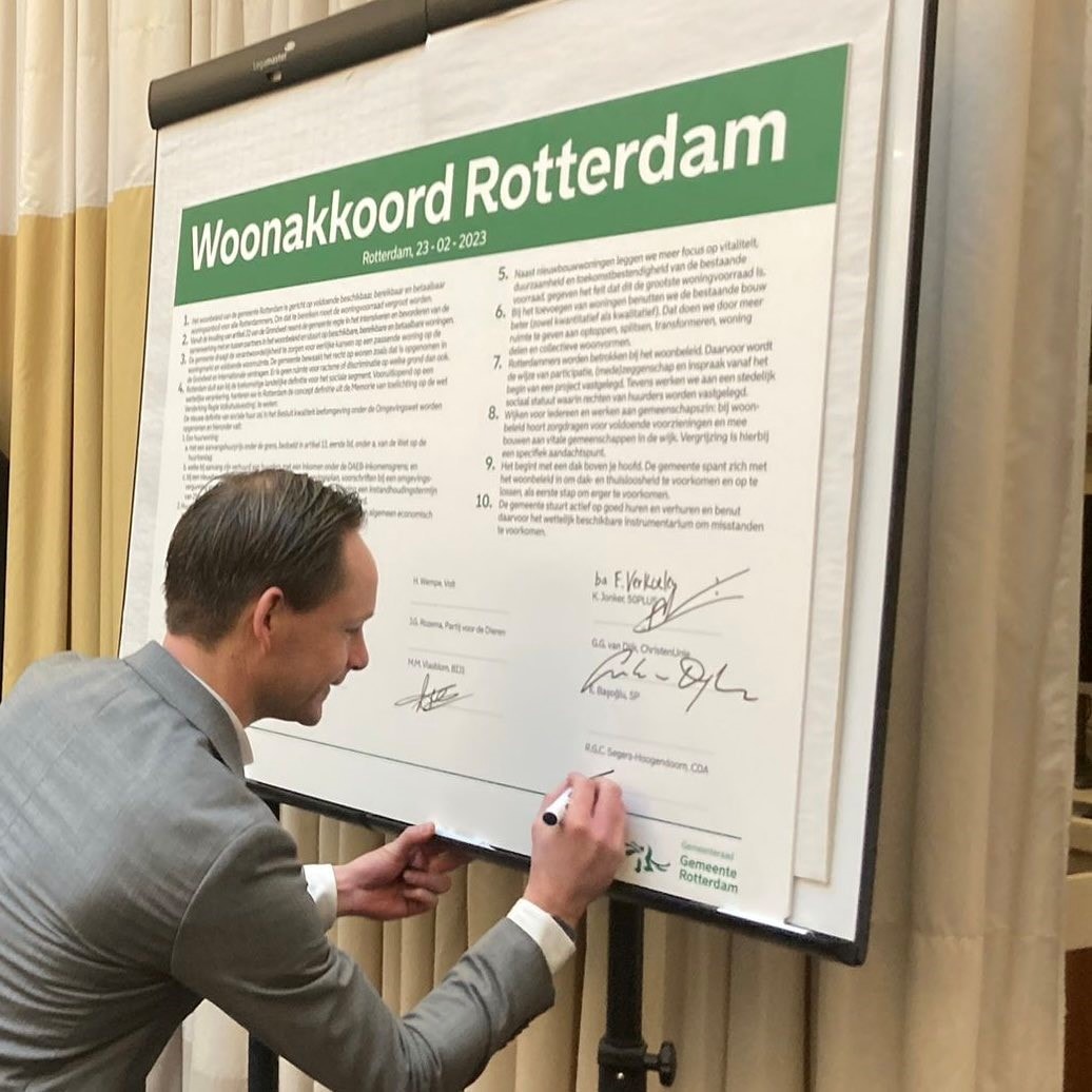 Man ondertekent Woonakkoord Rotterdam