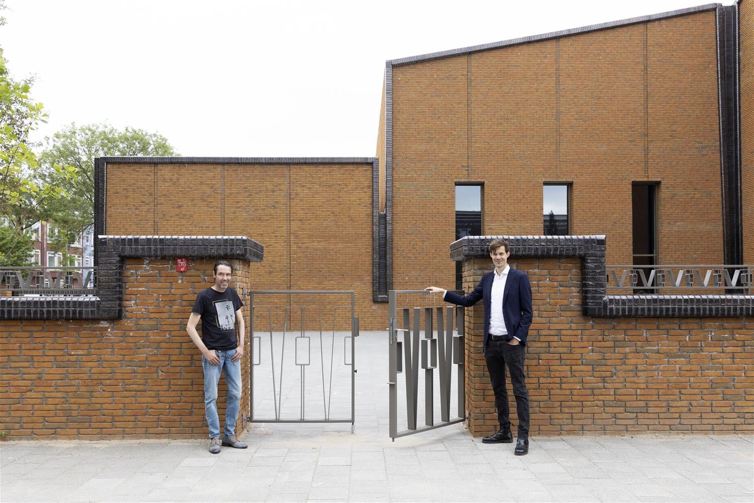 Theo en Thomas bij de poort van CBS De Sleutel