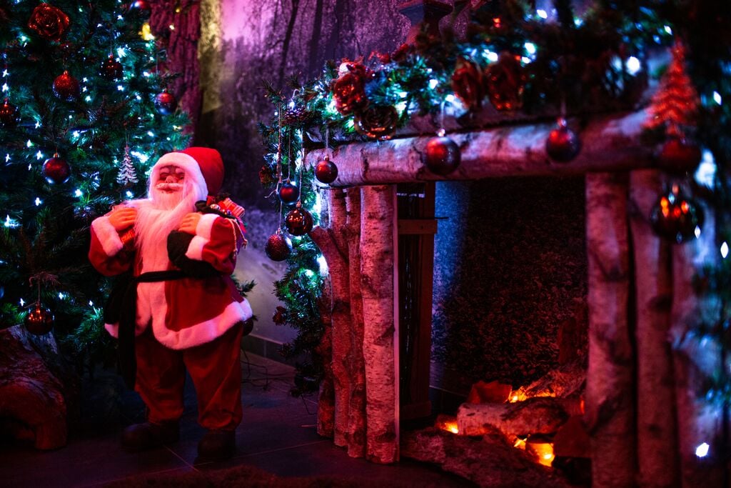 Kerstversieringen en kleine kerstman
