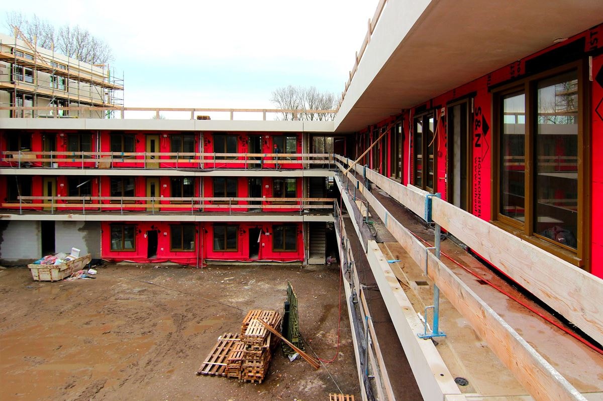 Begin van het bouwen van een gebouw, de achterkant met galerij