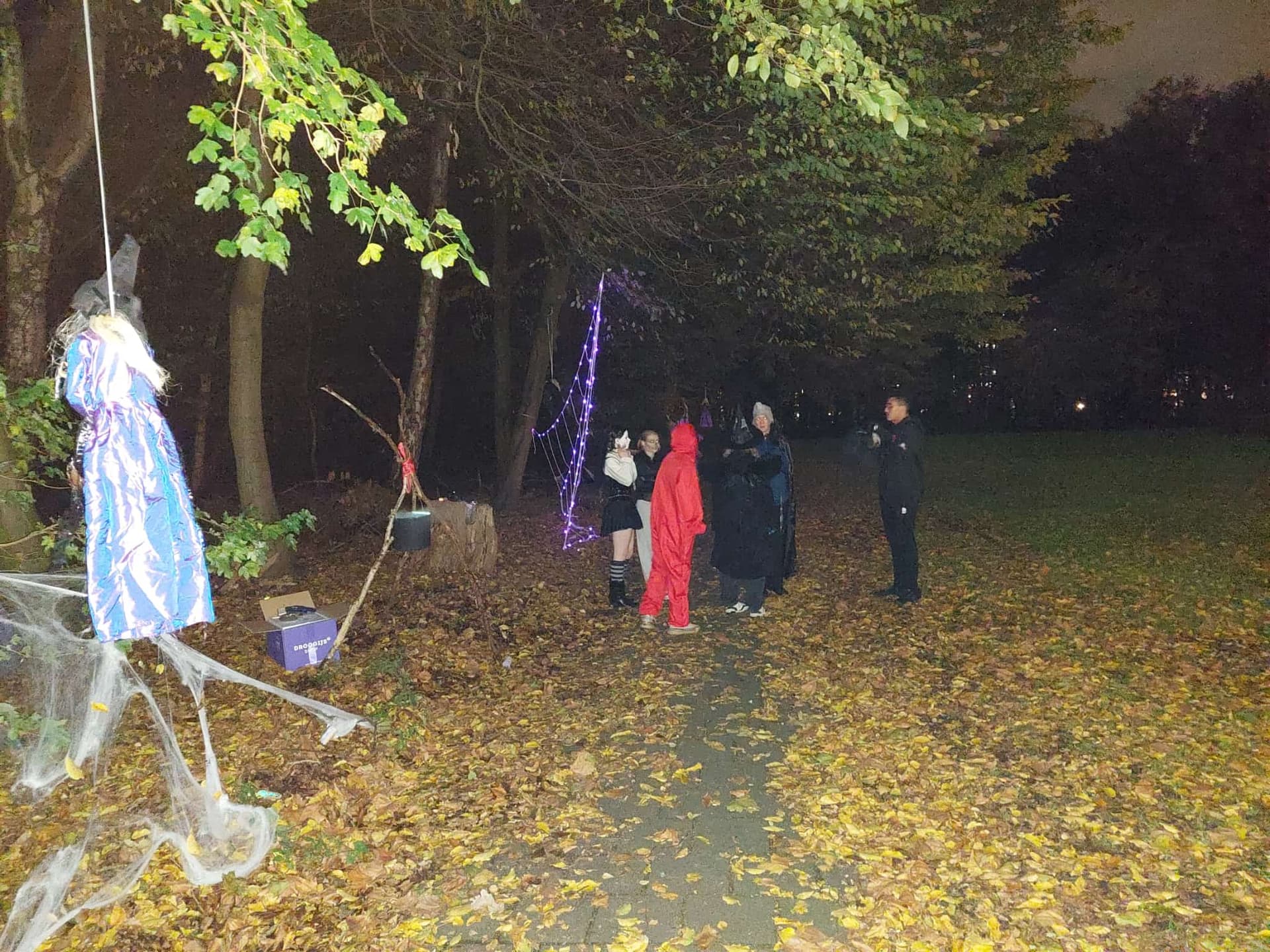 Georganiseerd Halloweenfeest met versiering en verklede mensen