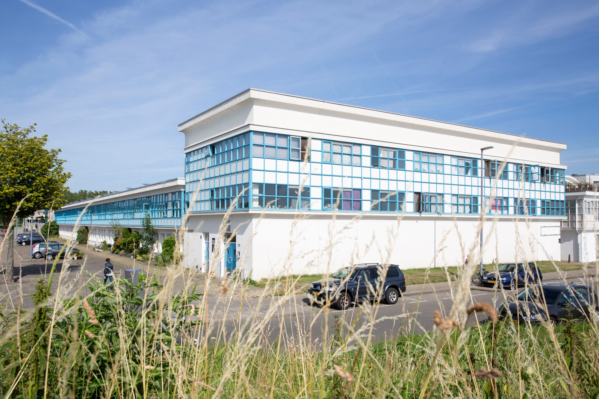 Wit gebouw met lichtblauwe kozijnen