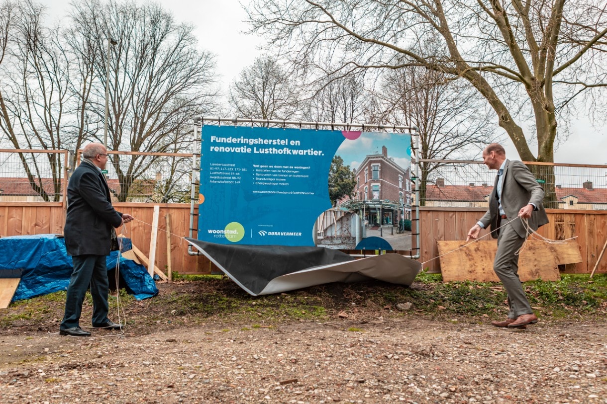 Onthulling bord renovatie Lusthofkwartier